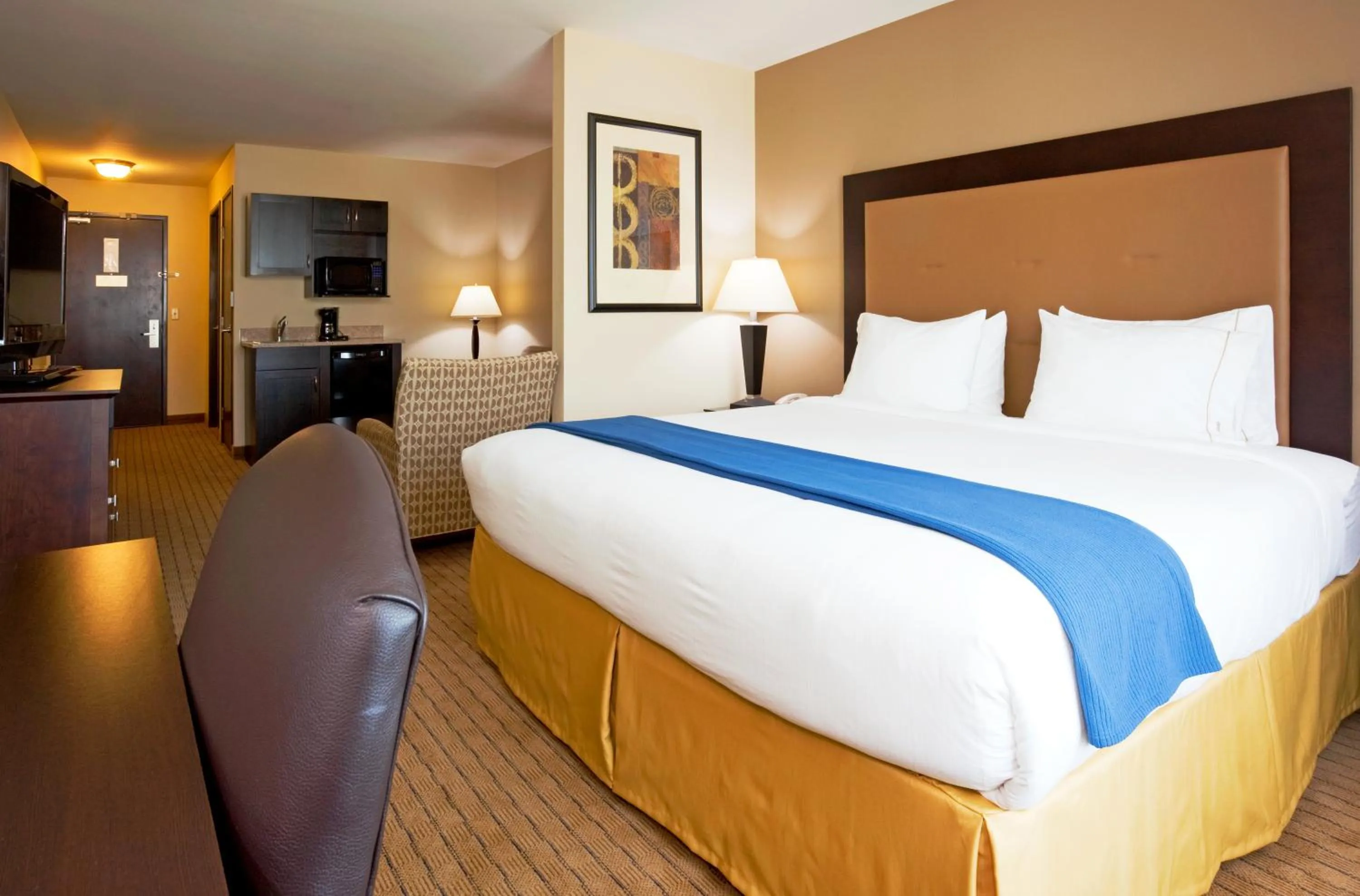 Bedroom, Bed in Holiday Inn Express & Suites Madison-Verona by IHG