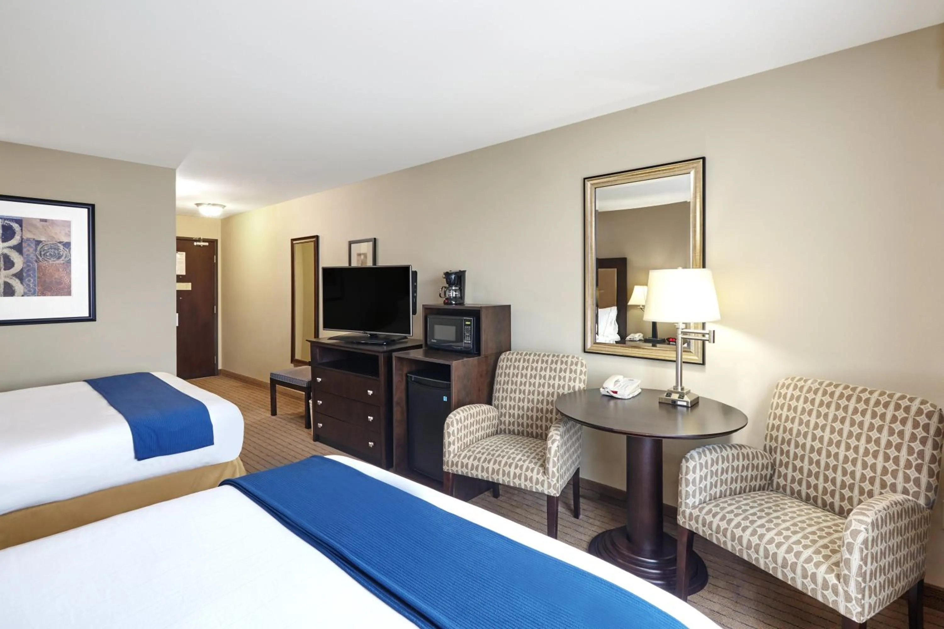 Photo of the whole room, Bed in Holiday Inn Express & Suites Madison-Verona by IHG