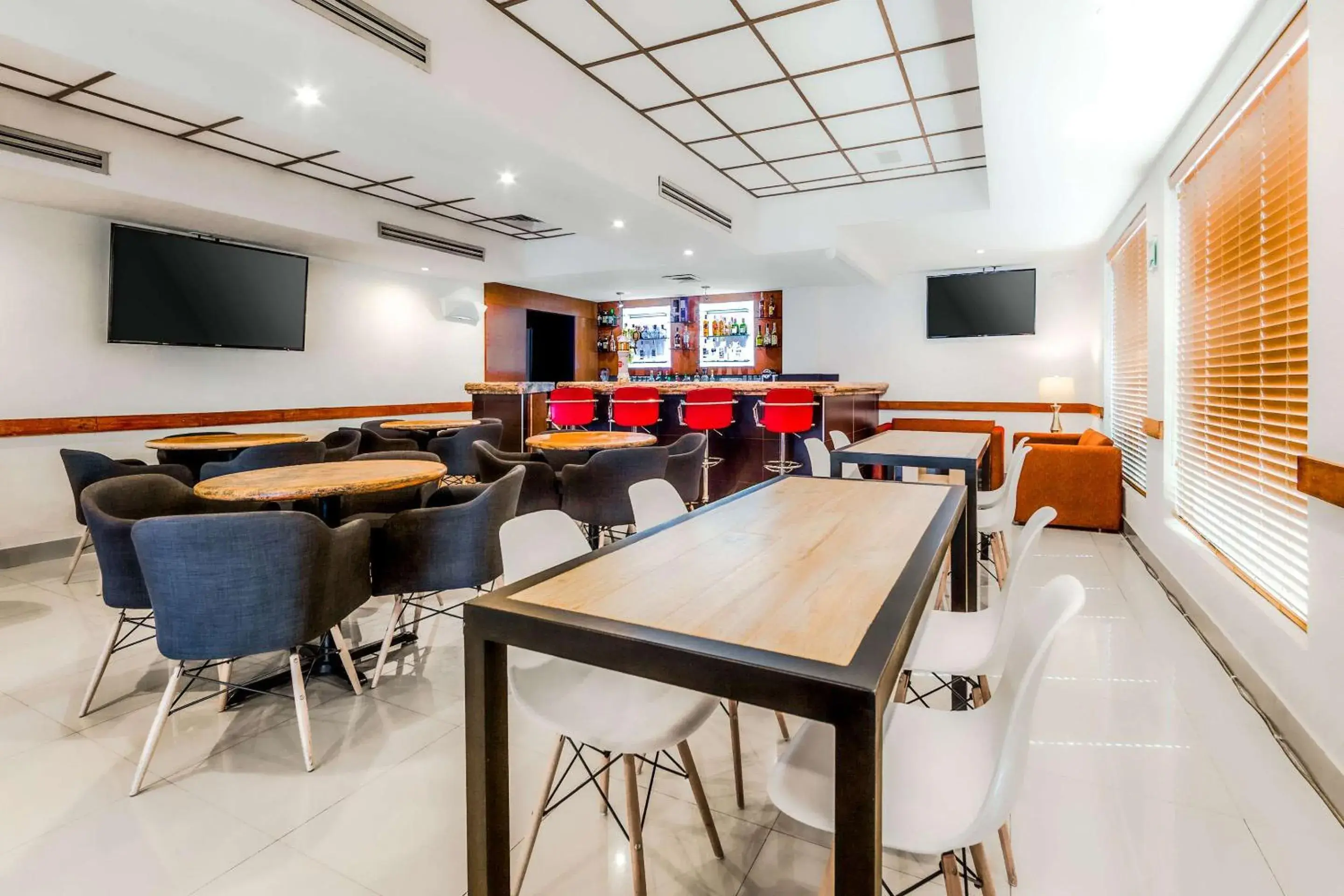 Lounge or bar in Sleep Inn Monterrey Norte Lounge or bar in Sleep Inn Monterrey Norte