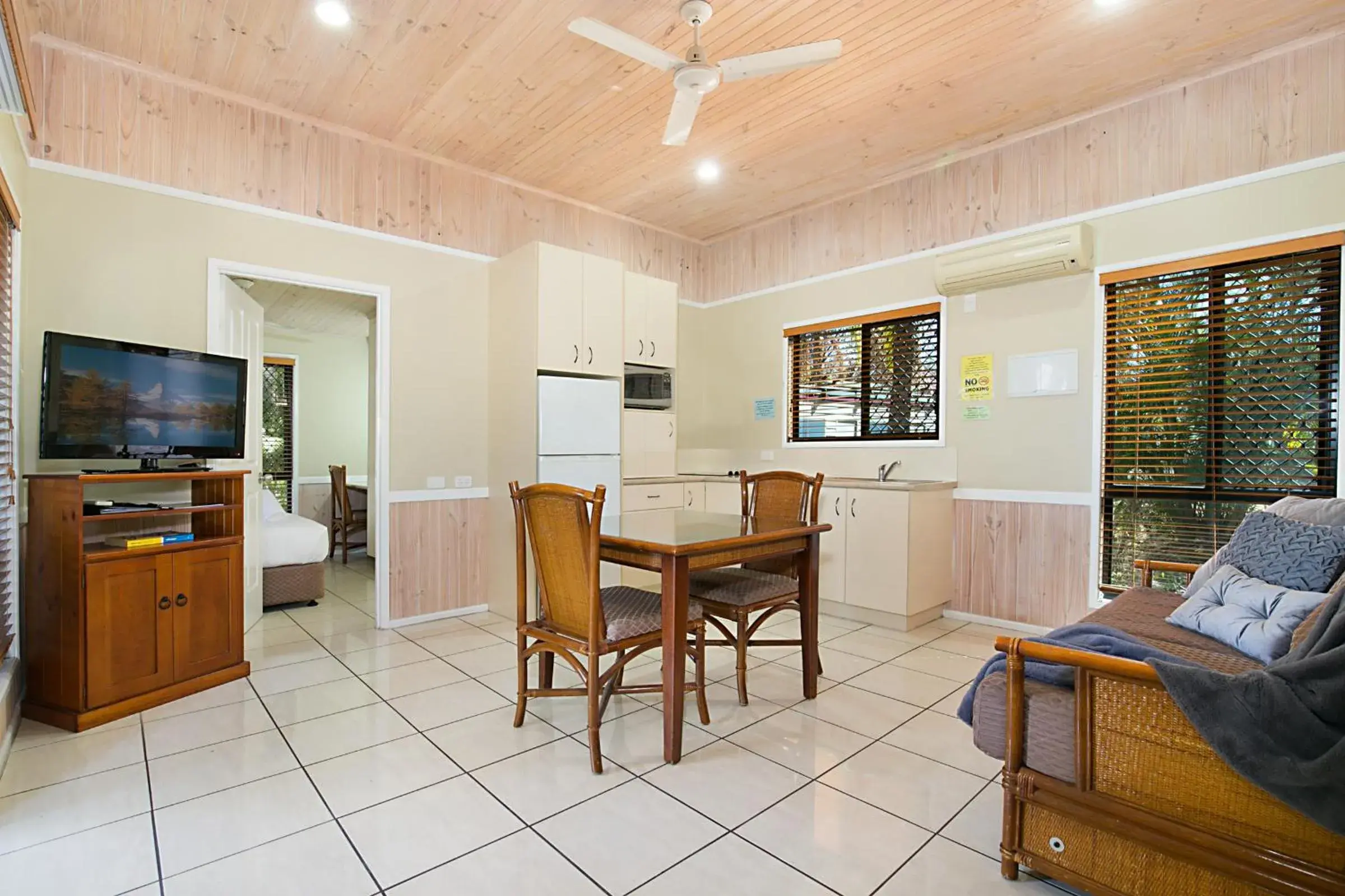 Two-Bedroom Villa in South Gladstone Motel Two-Bedroom Villa in South Gladstone Motel