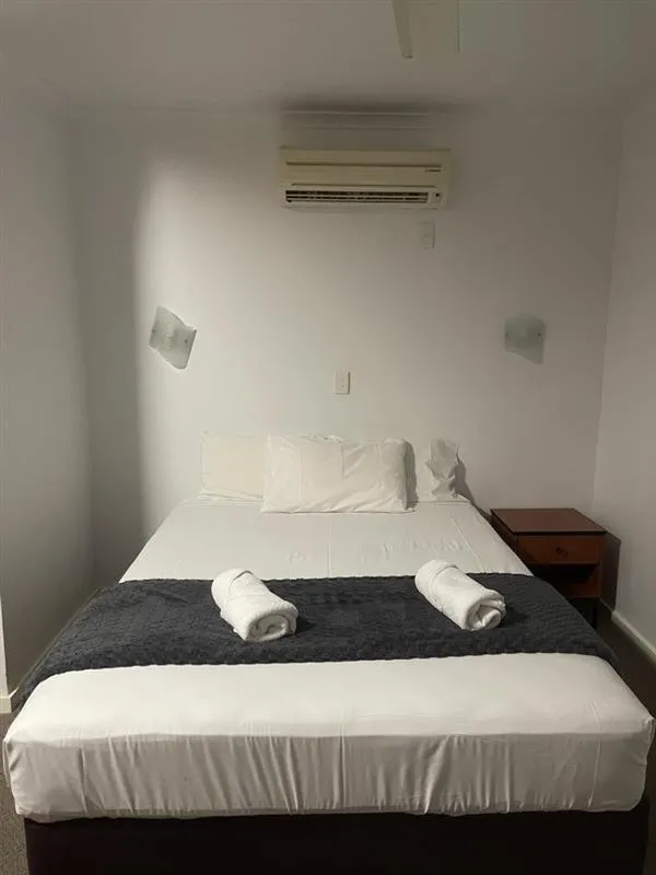 Bed in South Gladstone Motel