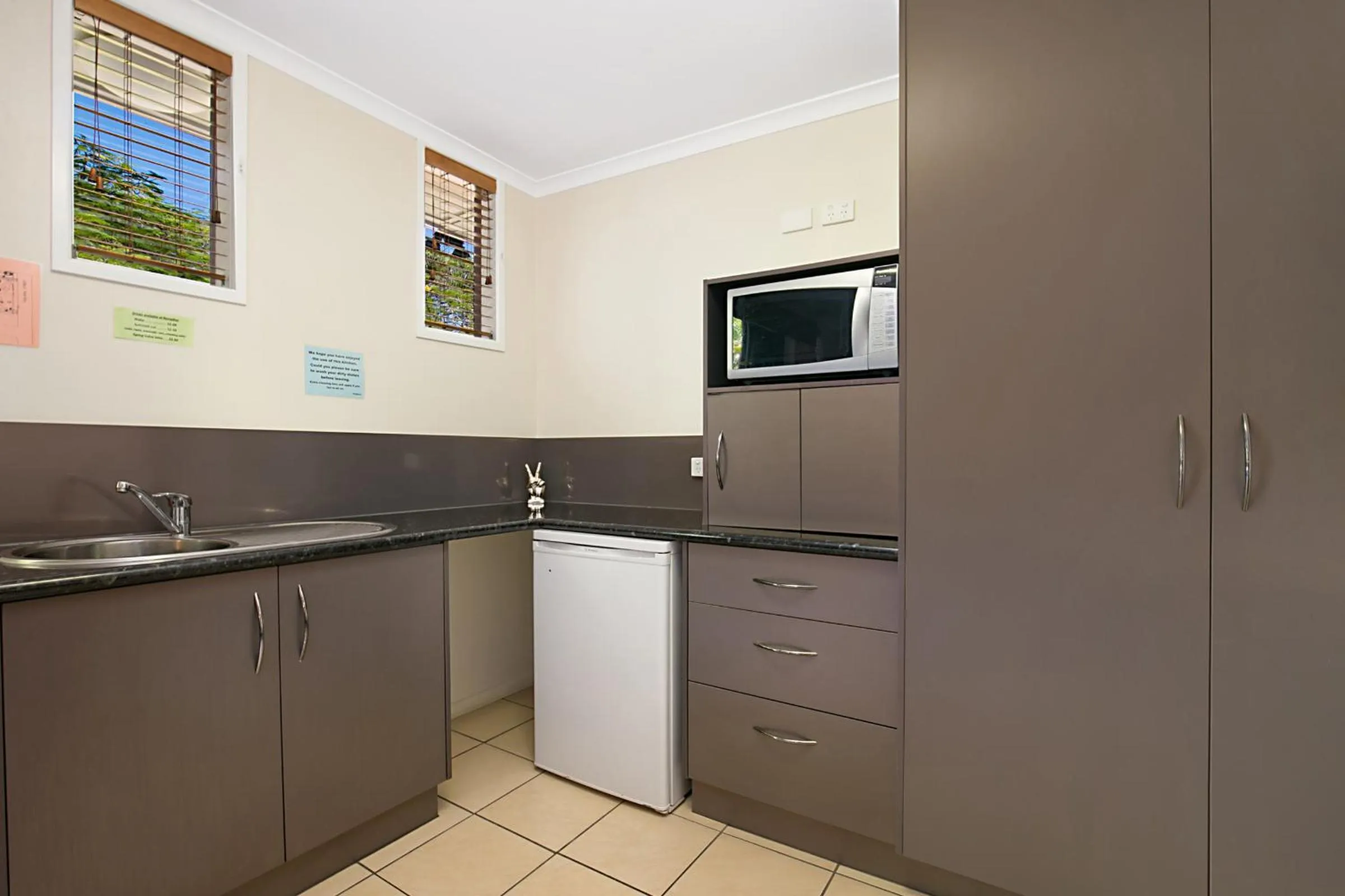 Kitchen or kitchenette in South Gladstone Motel