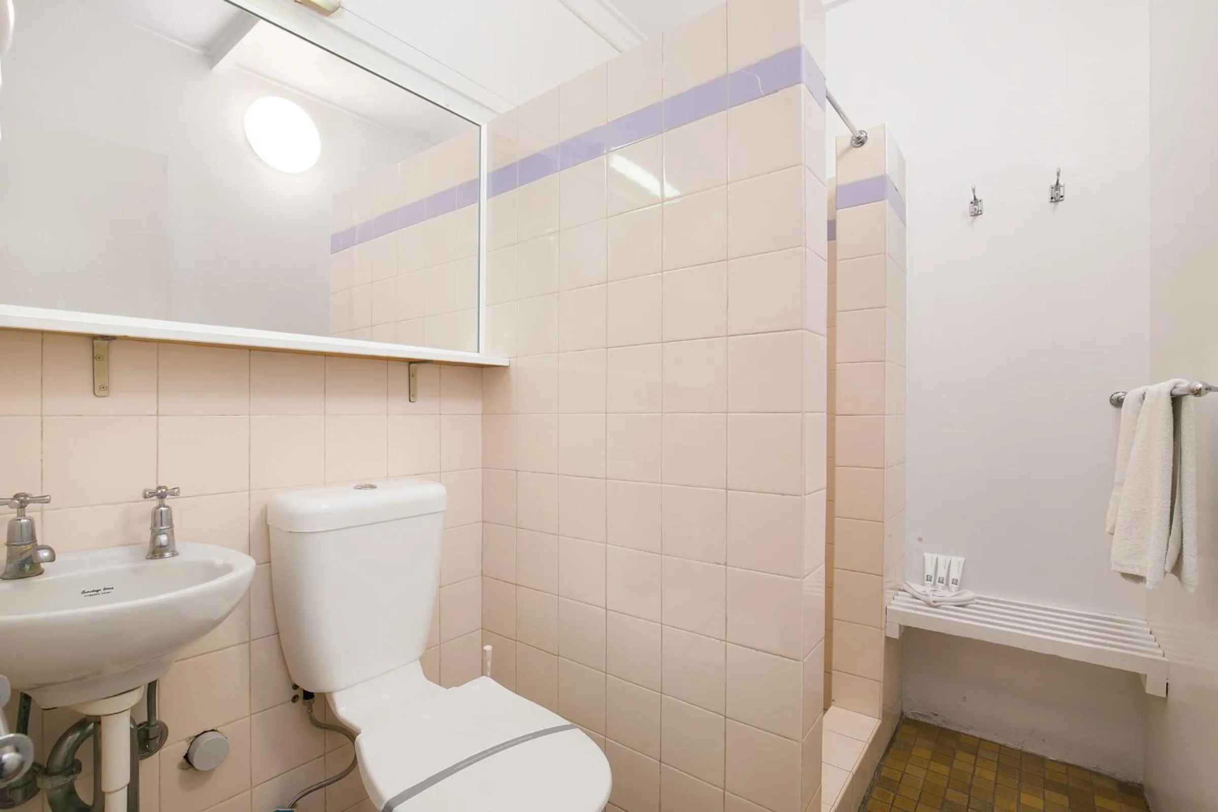 Bathroom in South Gladstone Motel