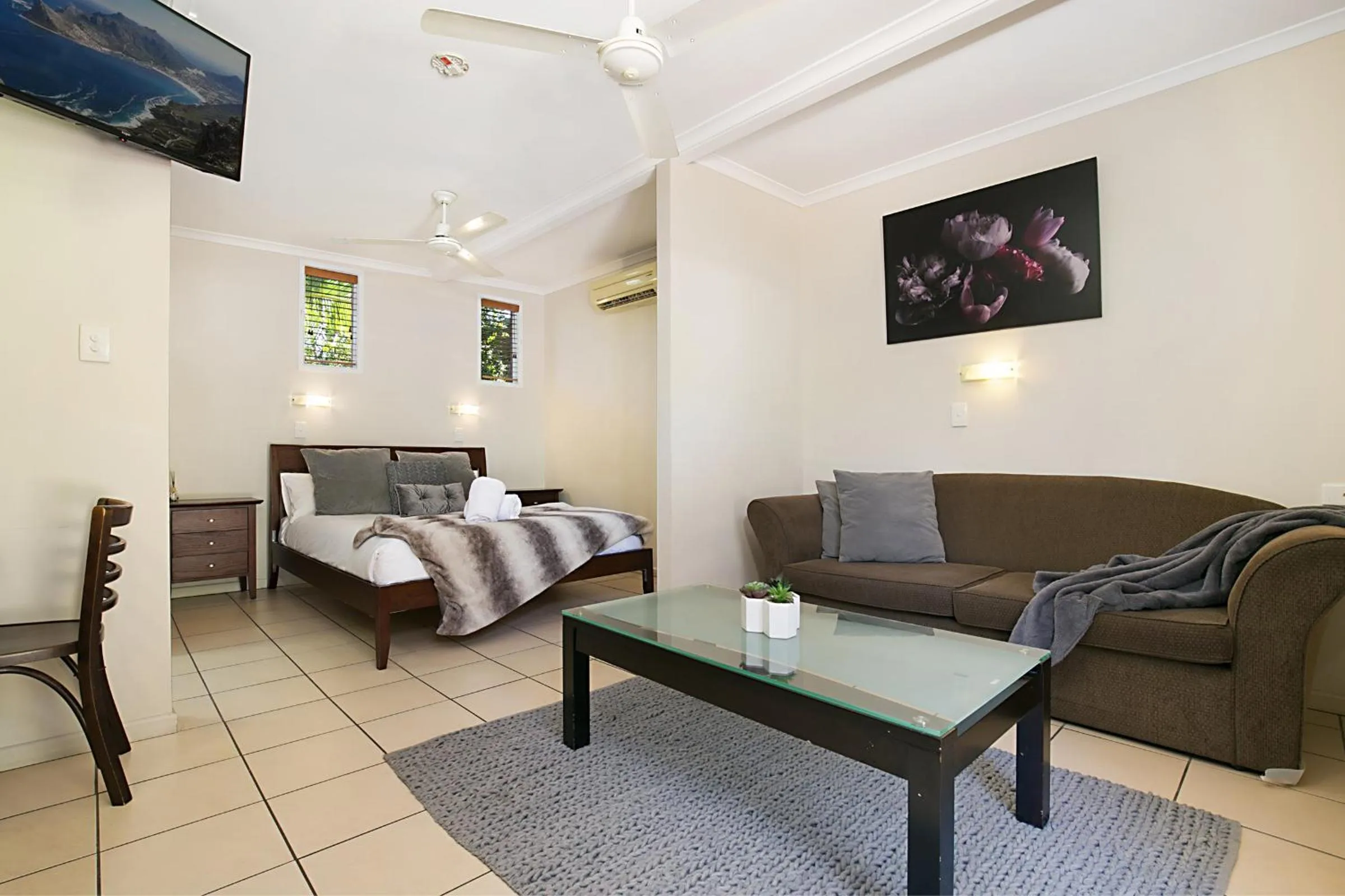 Living room, Bed in South Gladstone Motel