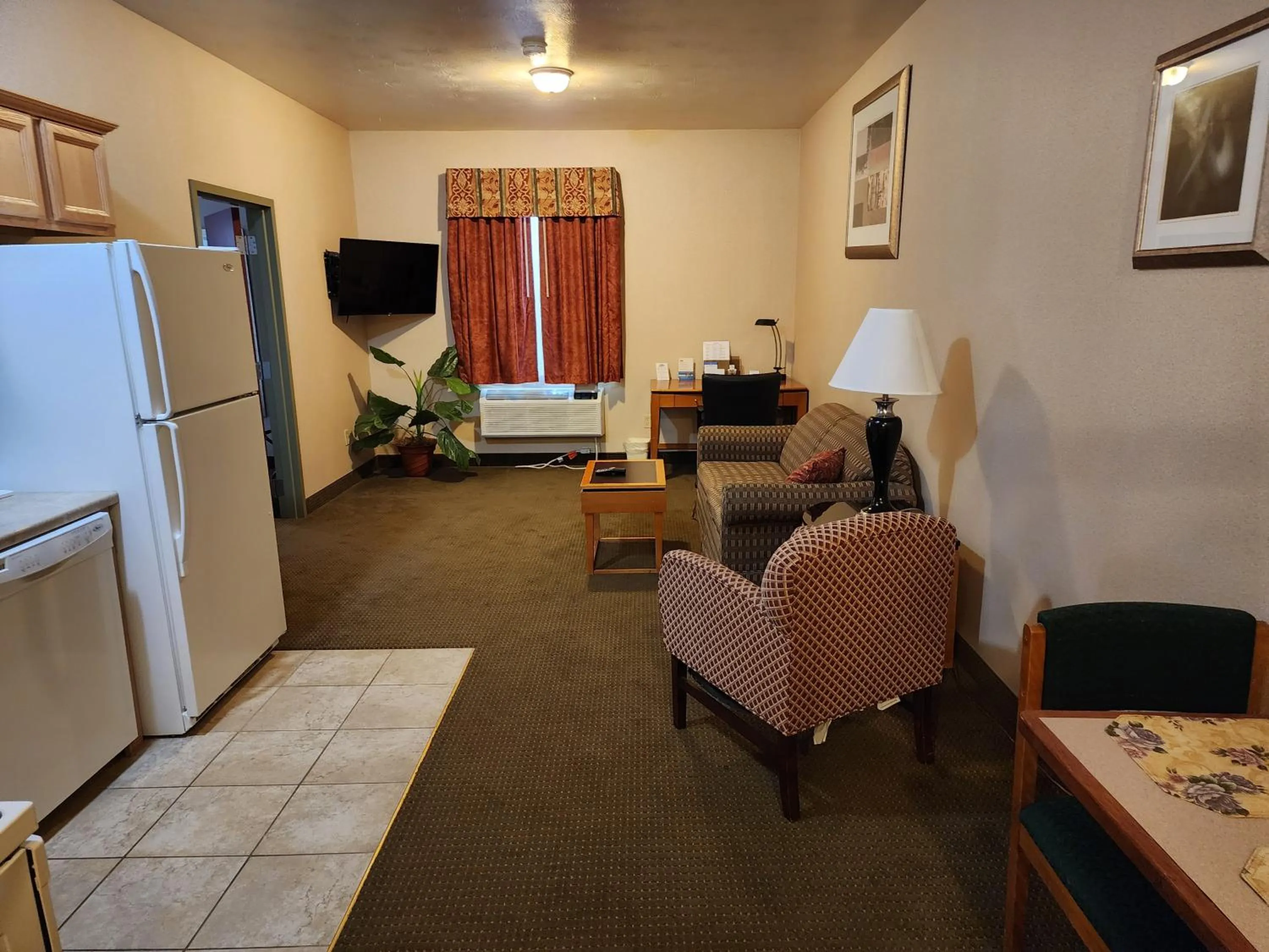 Kitchen or kitchenette in Days Inn by Wyndham Luray Shenandoah