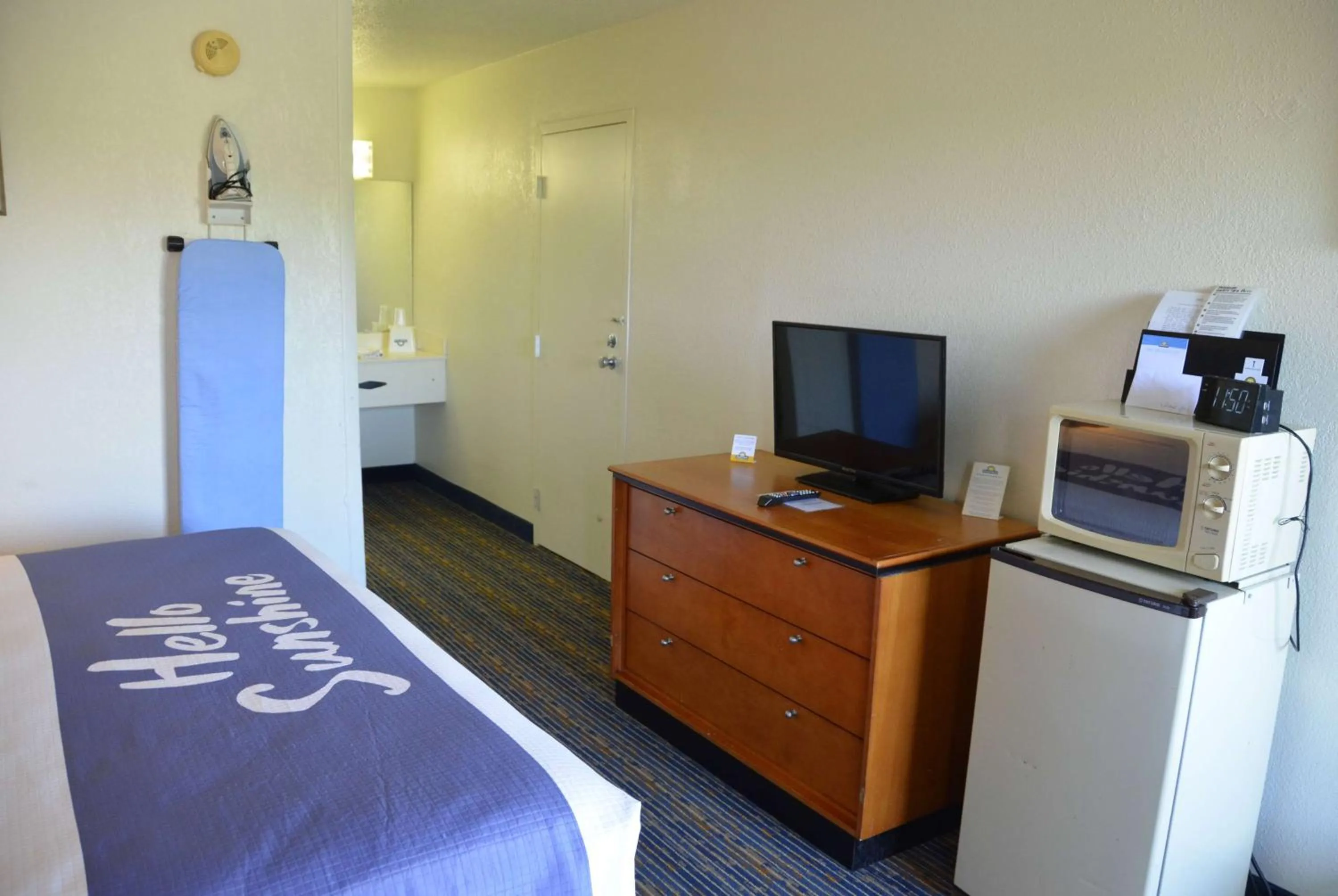 Photo of the whole room, Bed in Days Inn by Wyndham Luray Shenandoah