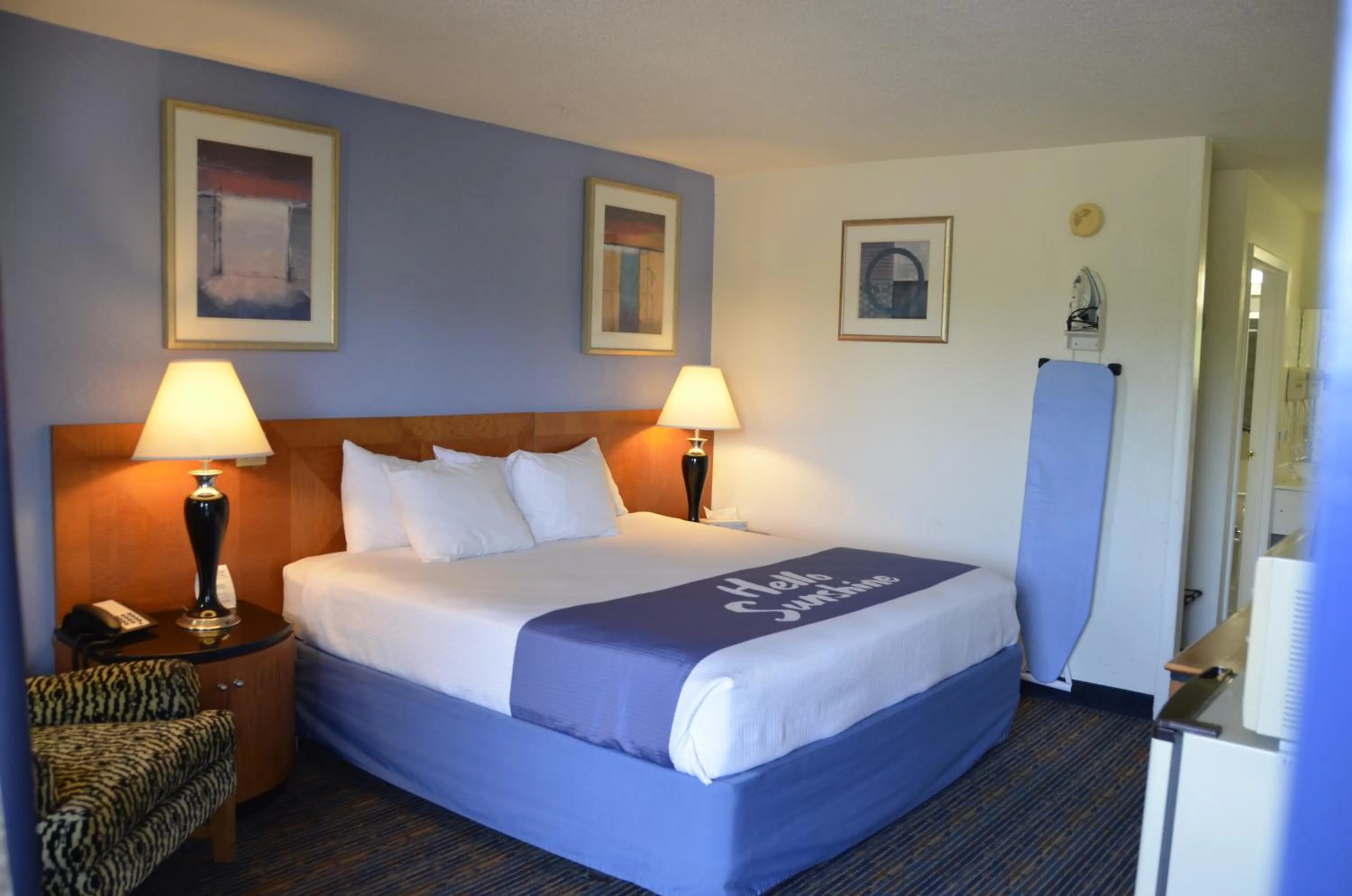 View (from property/room), Bed in Days Inn by Wyndham Luray Shenandoah