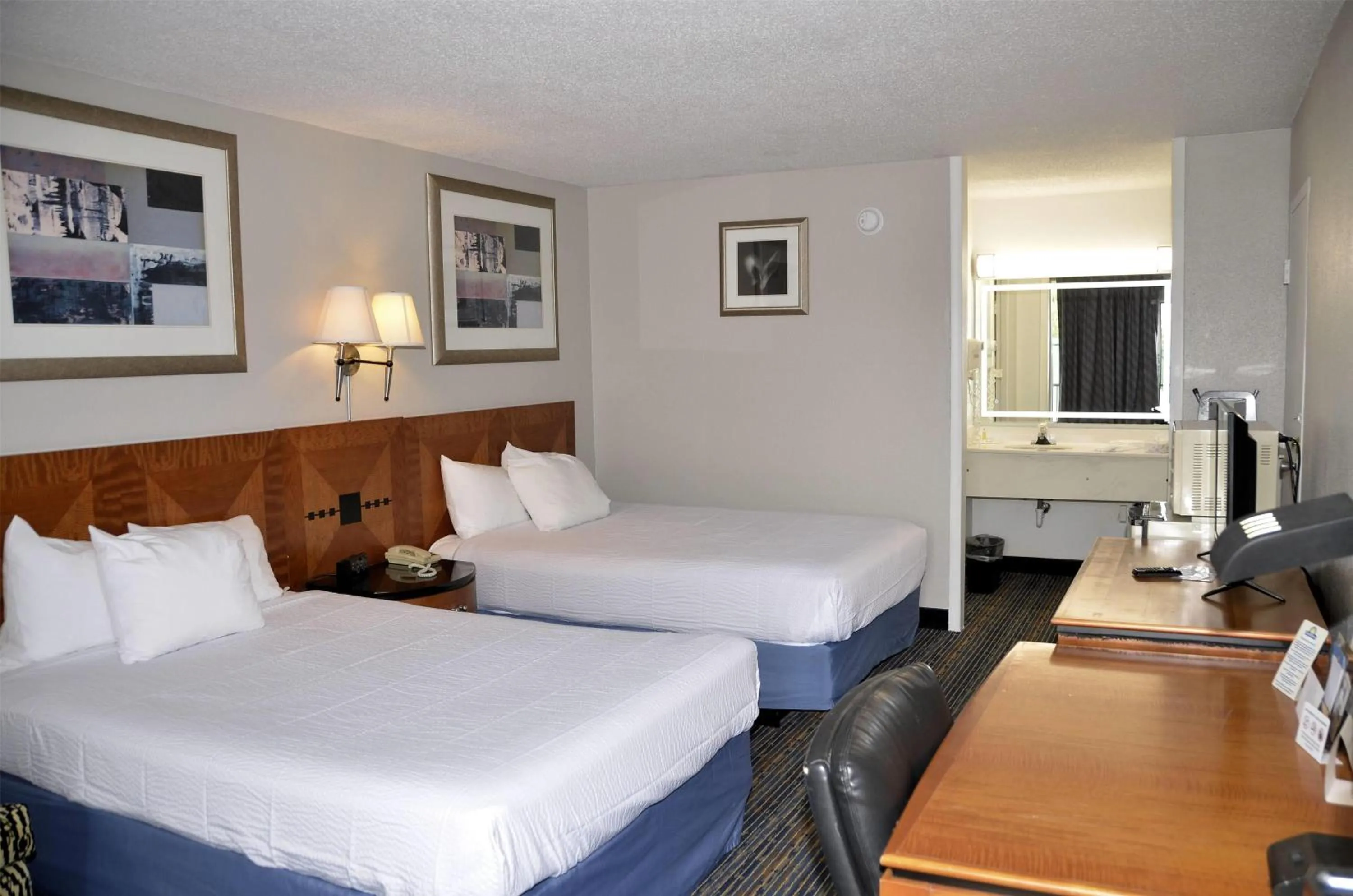 Photo of the whole room, Bed in Days Inn by Wyndham Luray Shenandoah