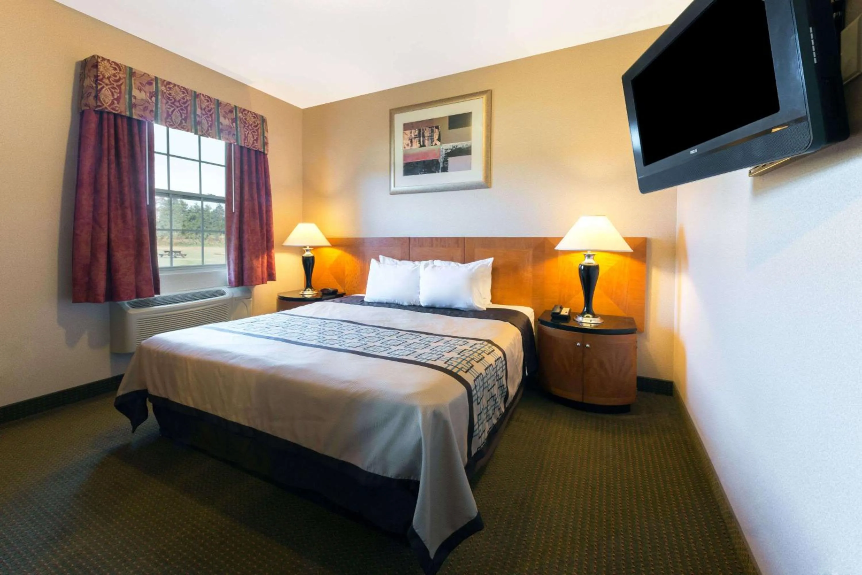 Photo of the whole room, Bed in Days Inn by Wyndham Luray Shenandoah