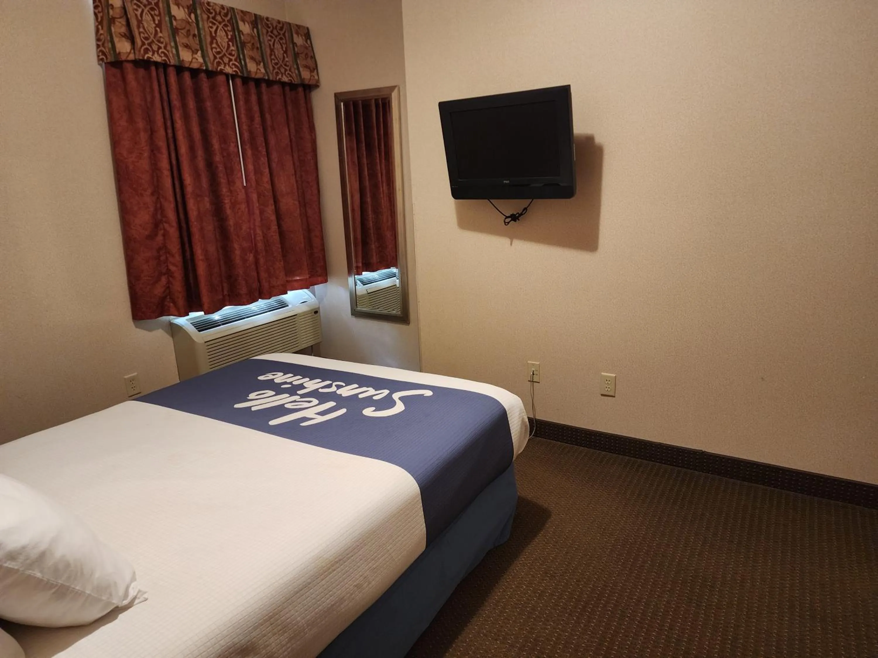 Bedroom, Bed in Days Inn by Wyndham Luray Shenandoah