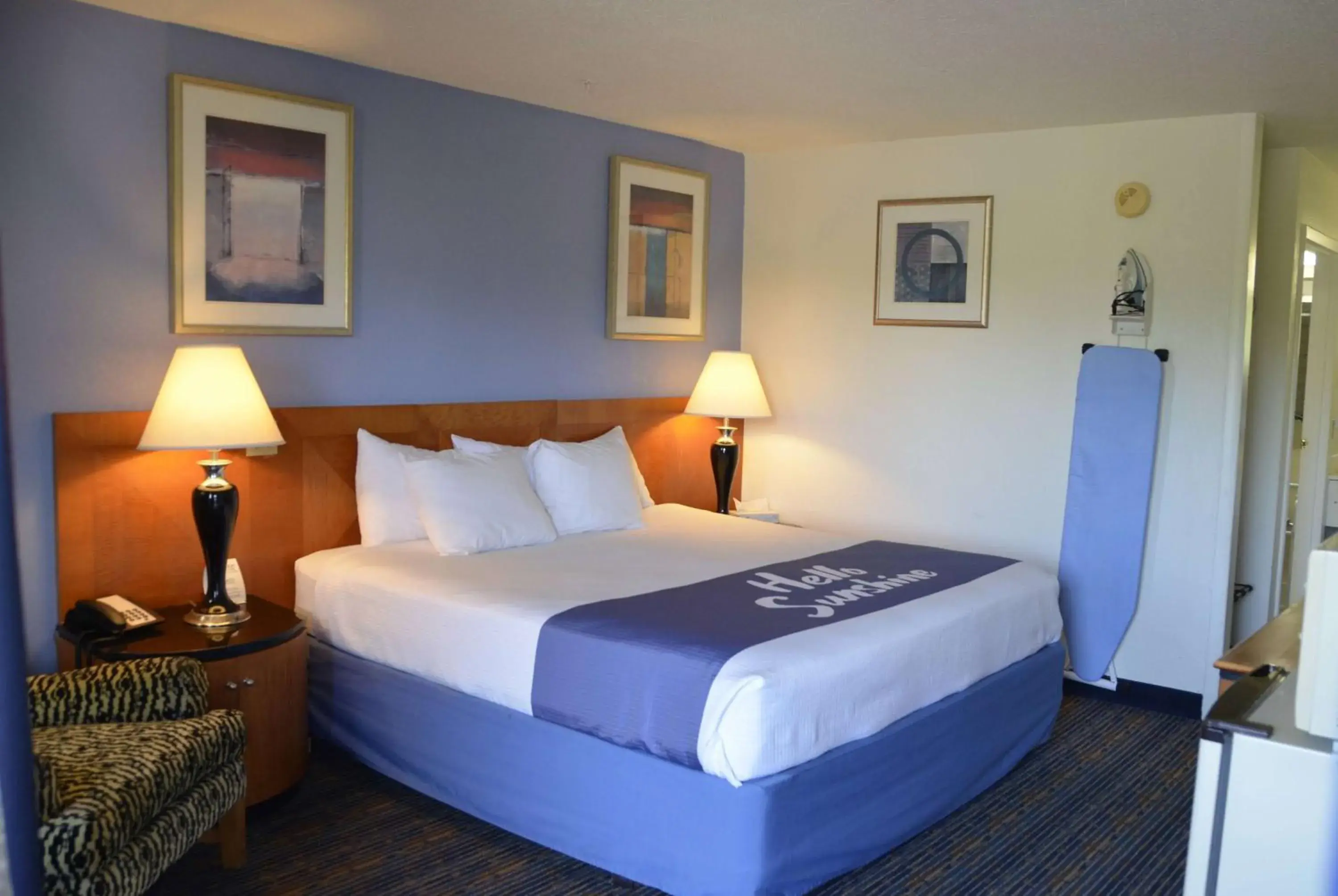King Room with Roll-in Shower - Mobility Access/Pet-Friendly/Non-Smoking in Days Inn by Wyndham Luray Shenandoah King Room with Roll-in Shower - Mobility Access/Pet-Friendly/Non-Smoking in Days Inn by Wyndham Luray Shenandoah