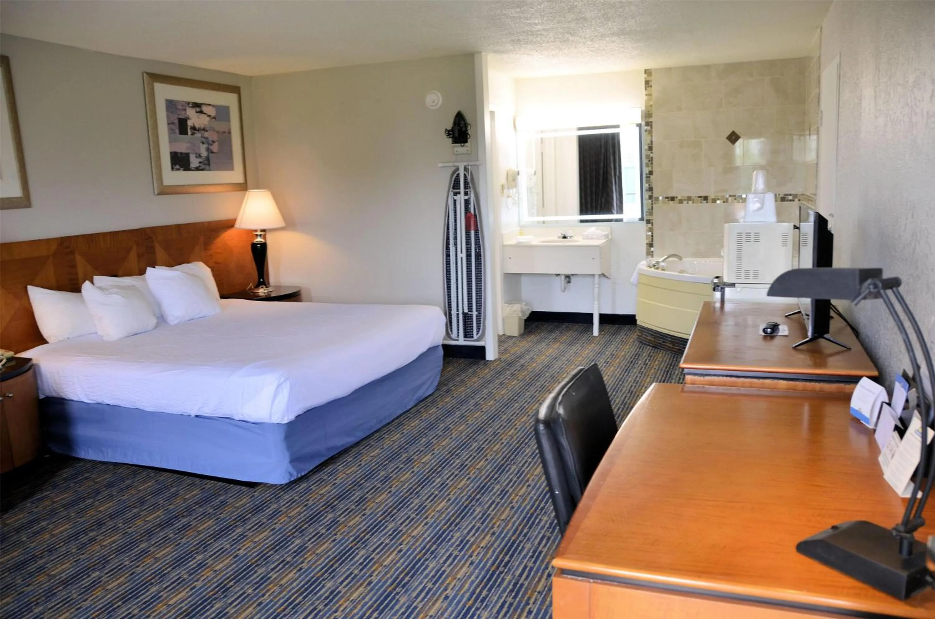 Photo of the whole room, Bed in Days Inn by Wyndham Luray Shenandoah