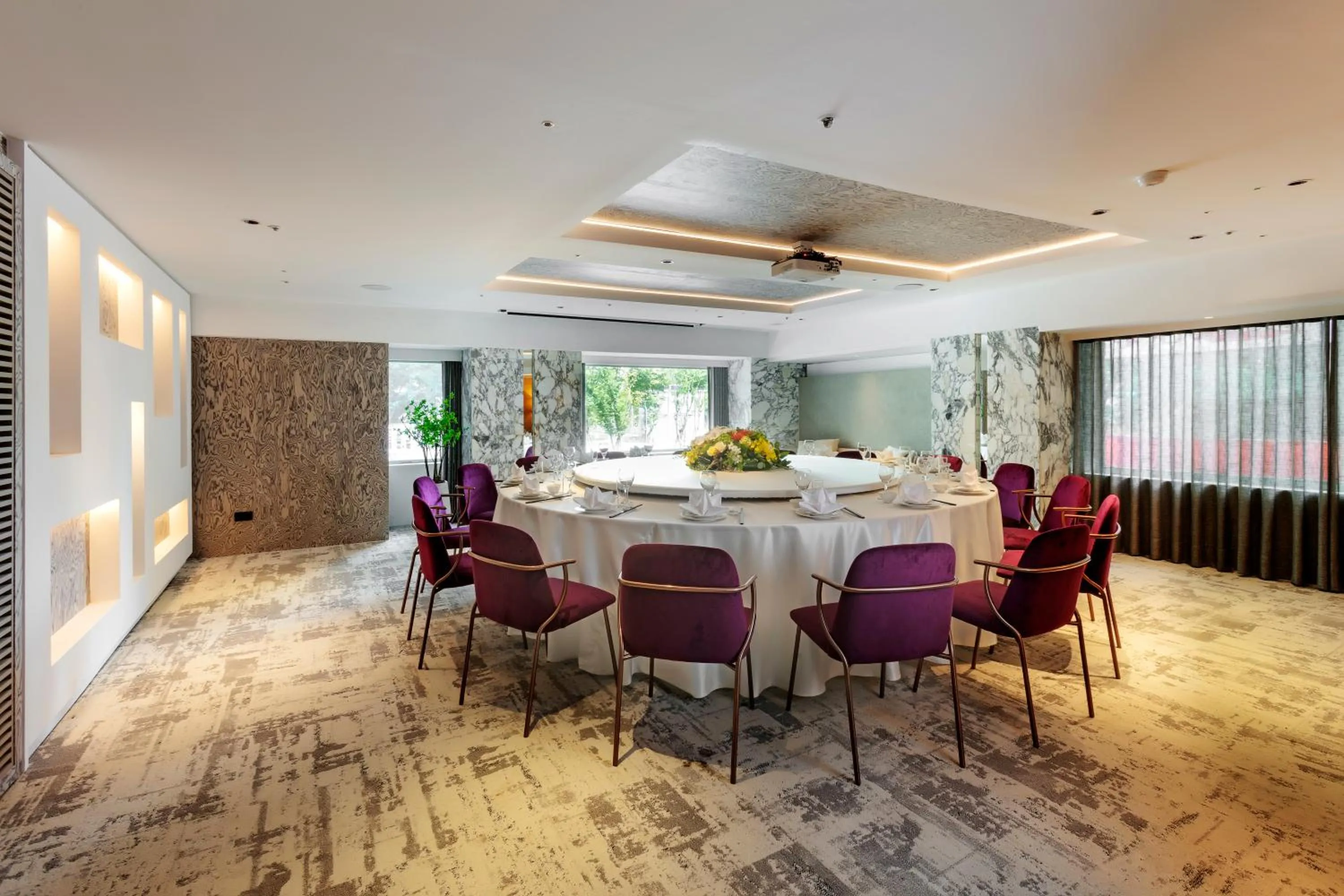 Restaurant/places to eat in United Hotel