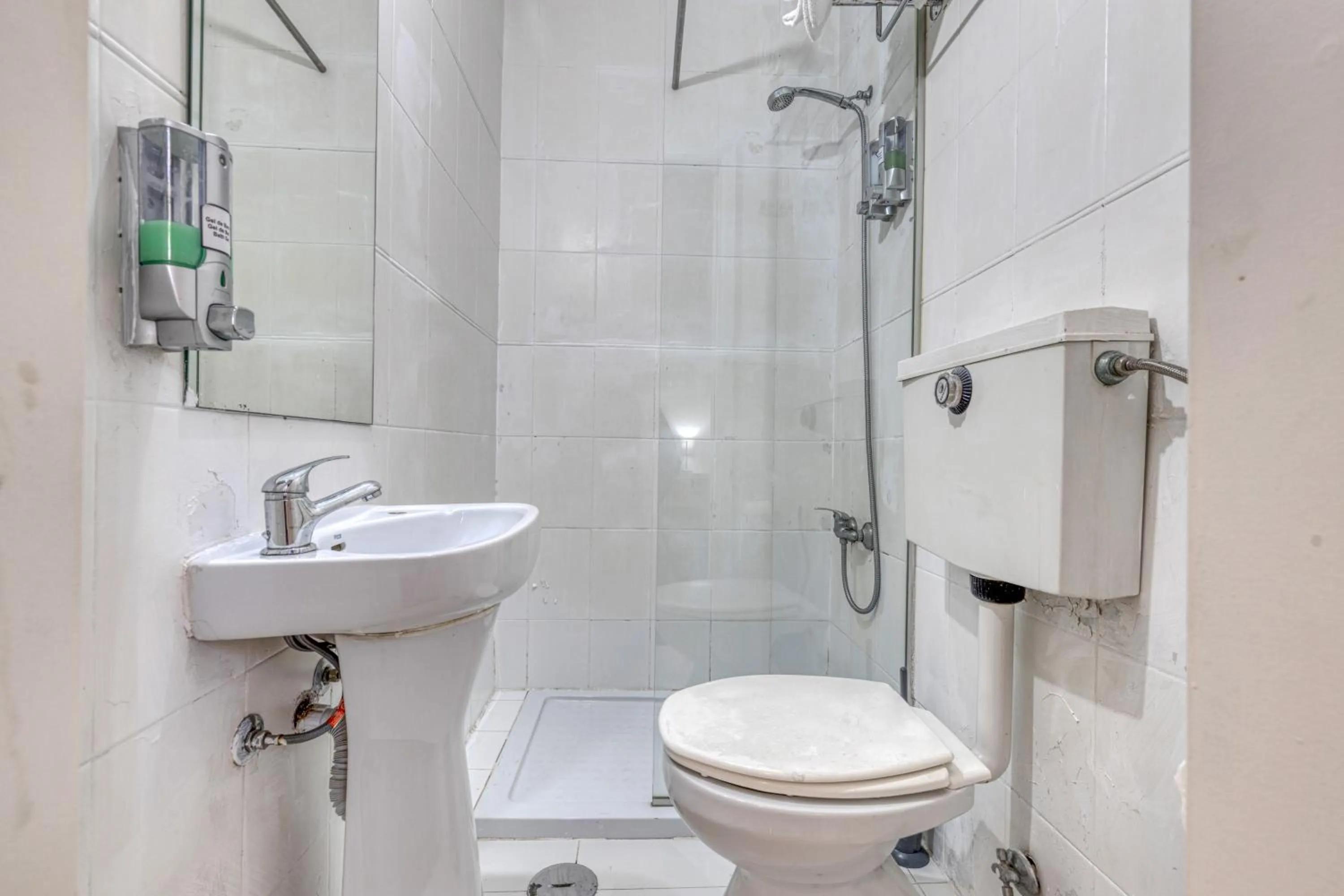 Shower in Hotel Borsalino