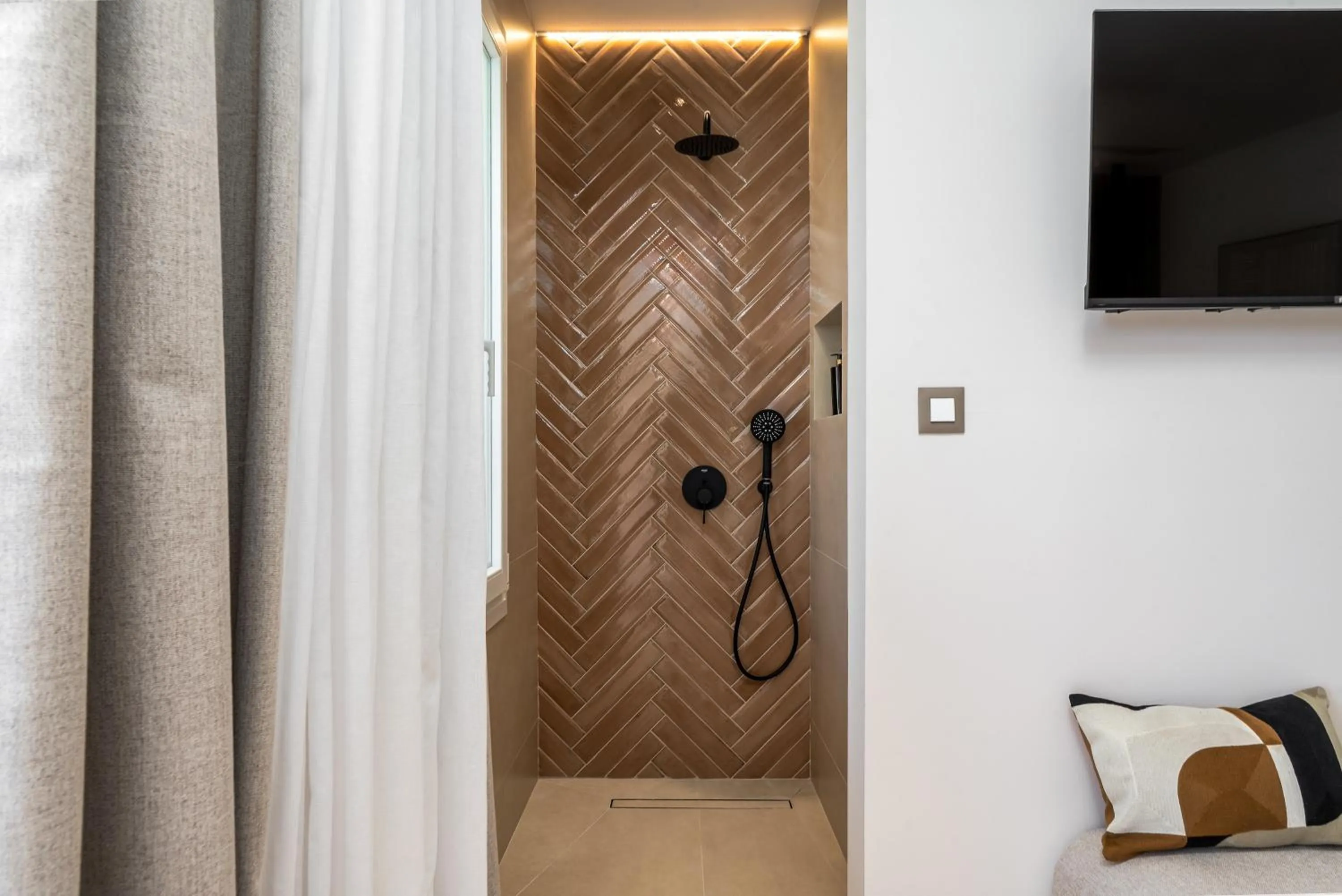 Shower in Socrates Apartments