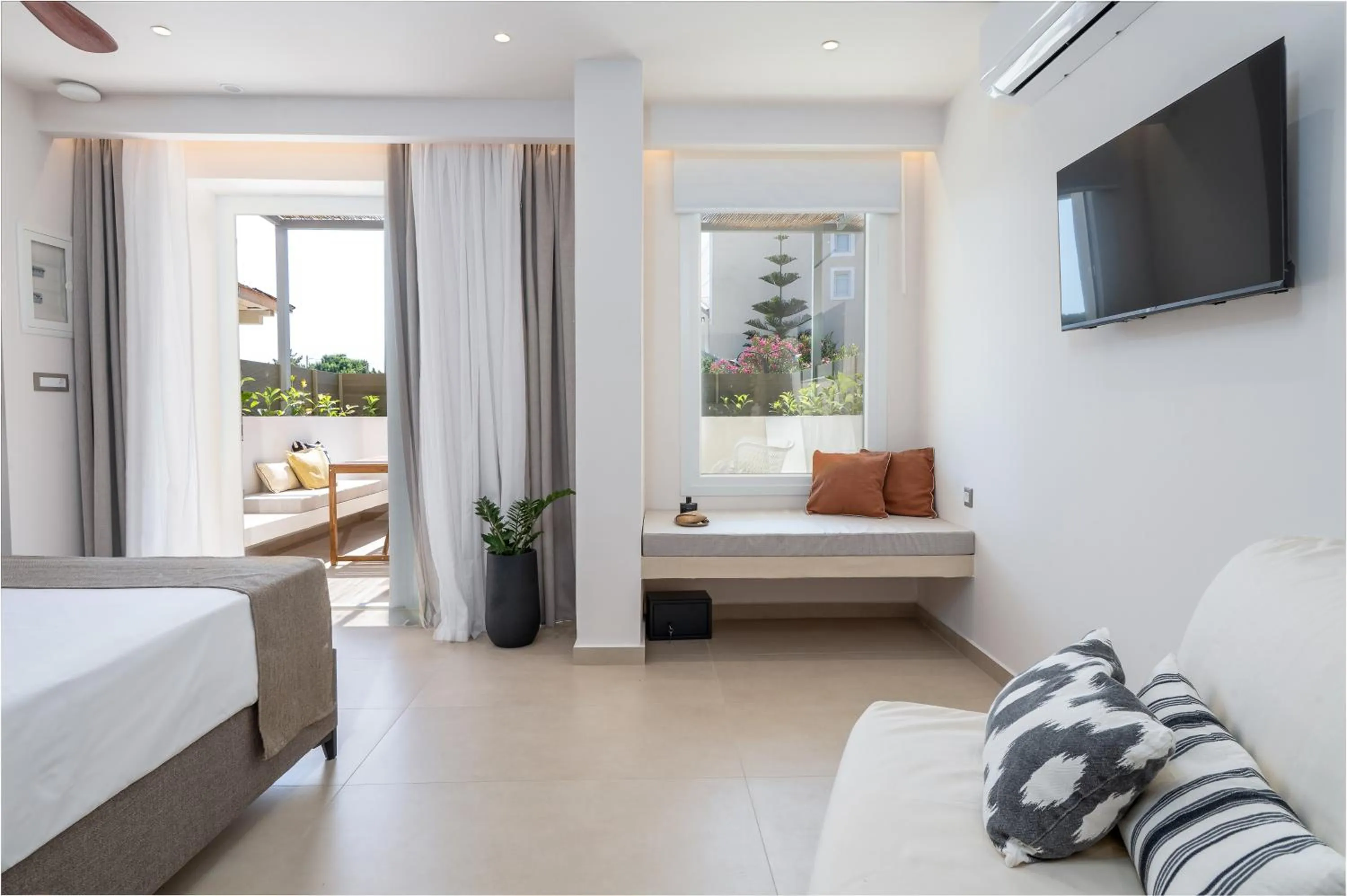 Communal lounge/ TV room, Bed in Socrates Apartments