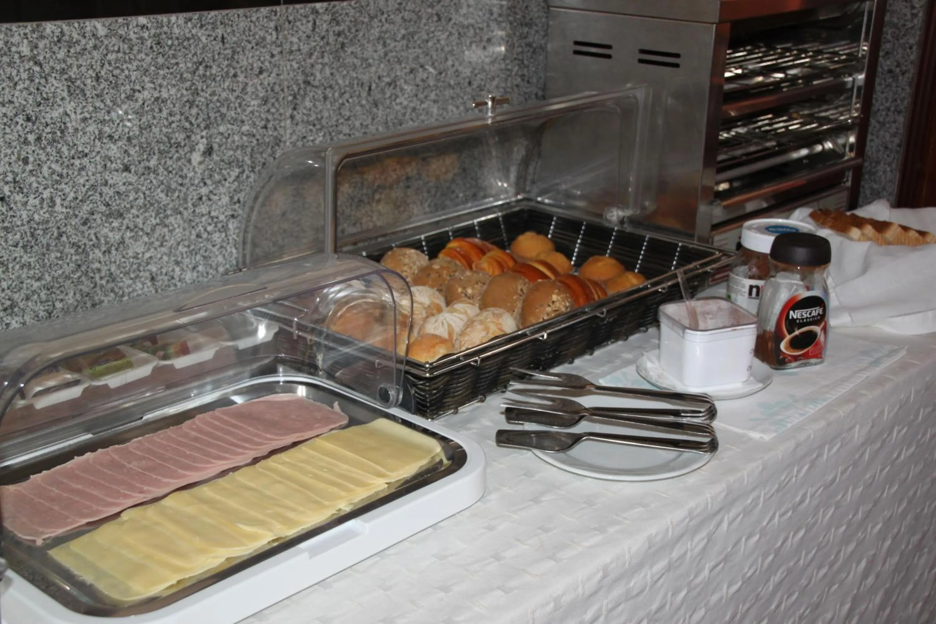 Continental breakfast in Hotel Quasar