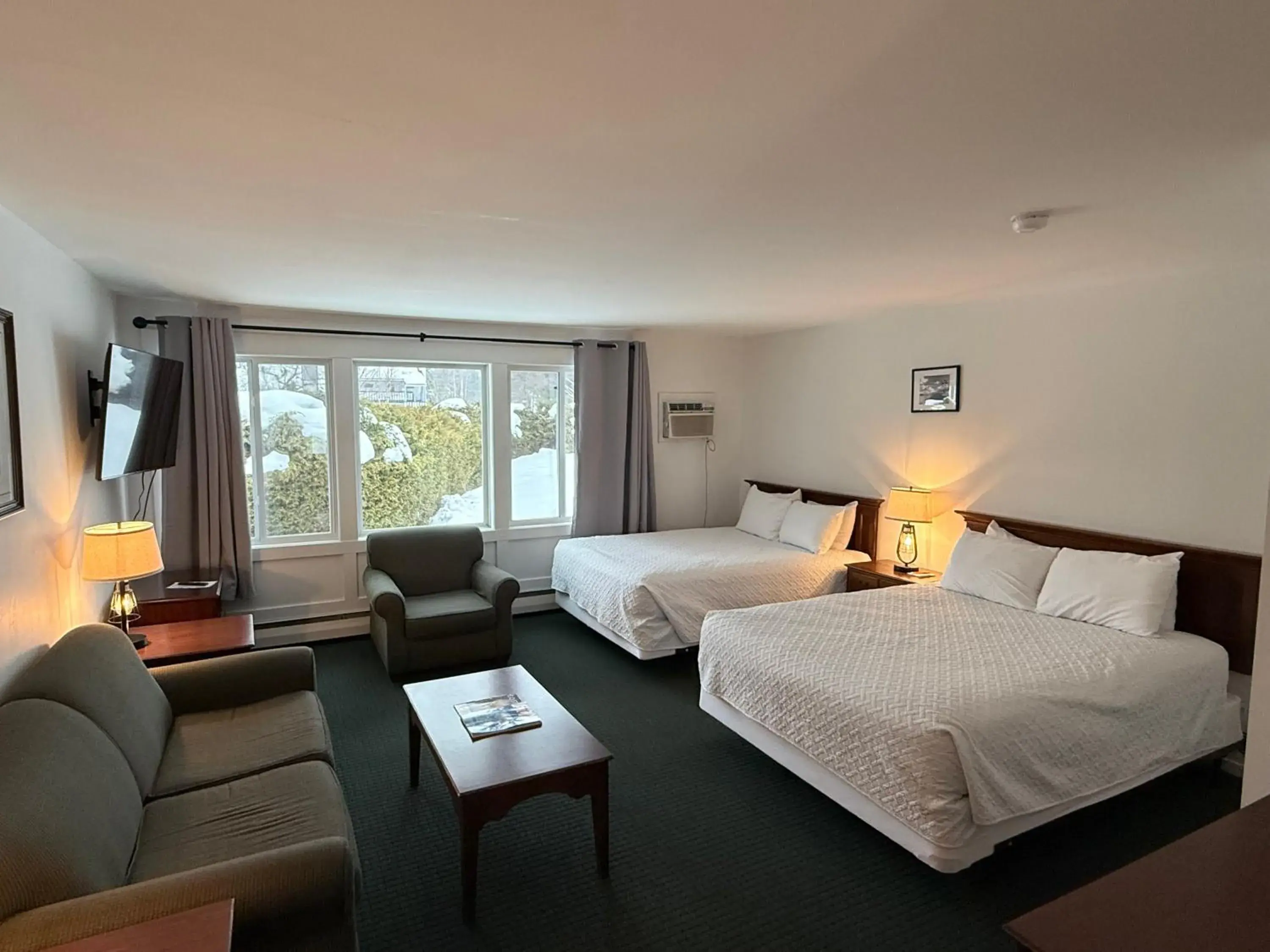 Bed in Stowe Motel & Snowdrift Bed in Stowe Motel & Snowdrift