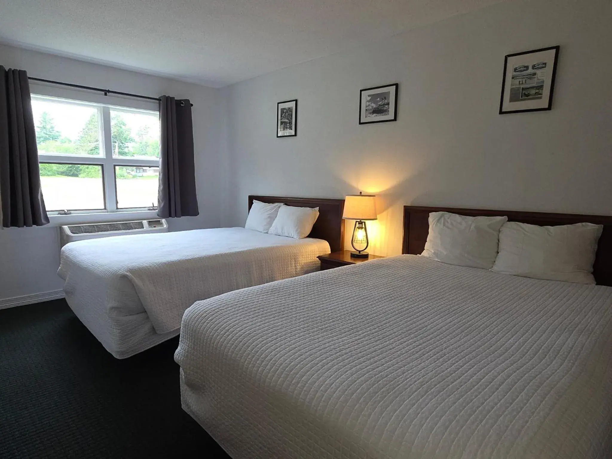 Bed in Stowe Motel & Snowdrift Bed in Stowe Motel & Snowdrift