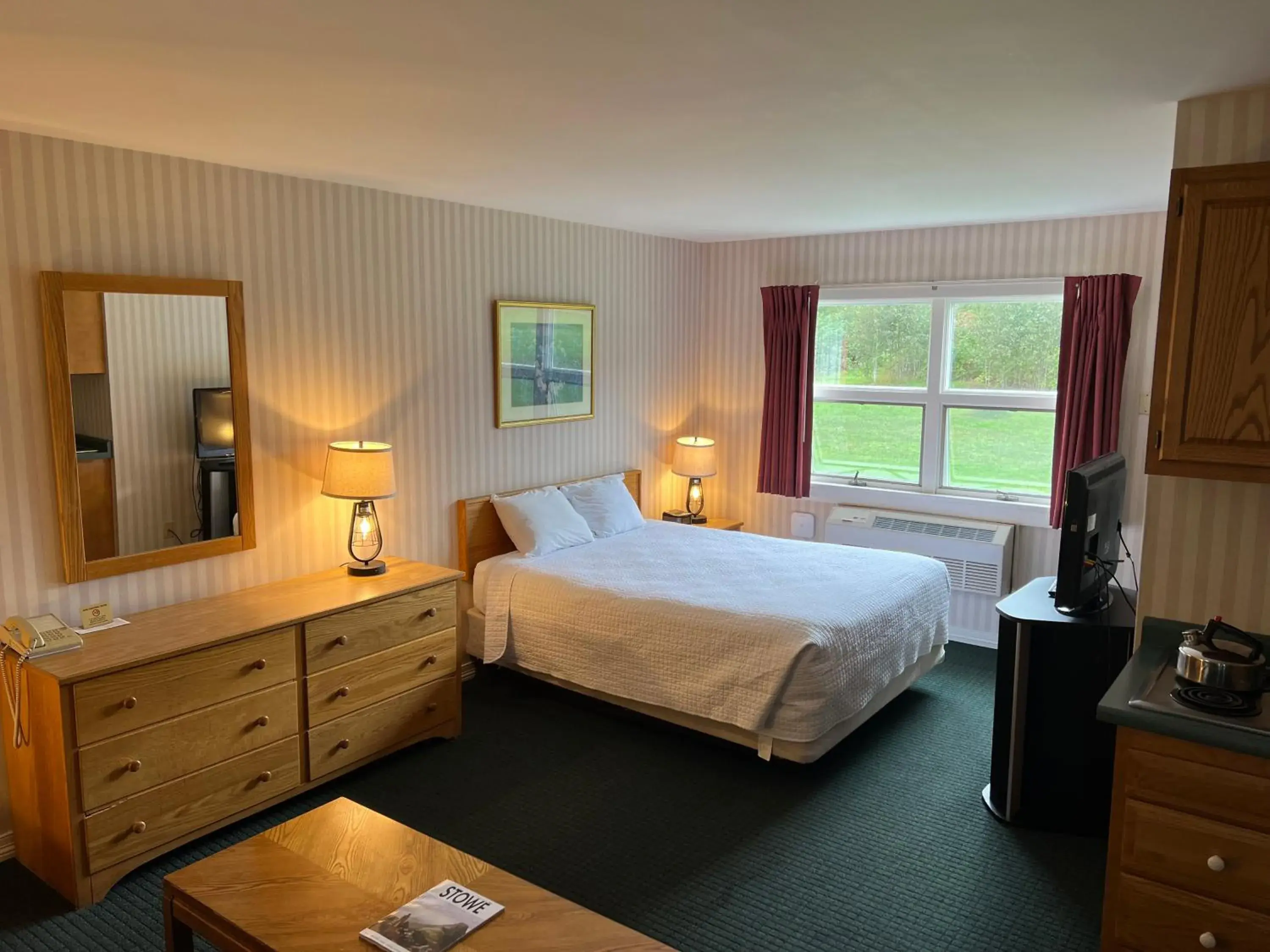 Bed in Stowe Motel & Snowdrift Bed in Stowe Motel & Snowdrift