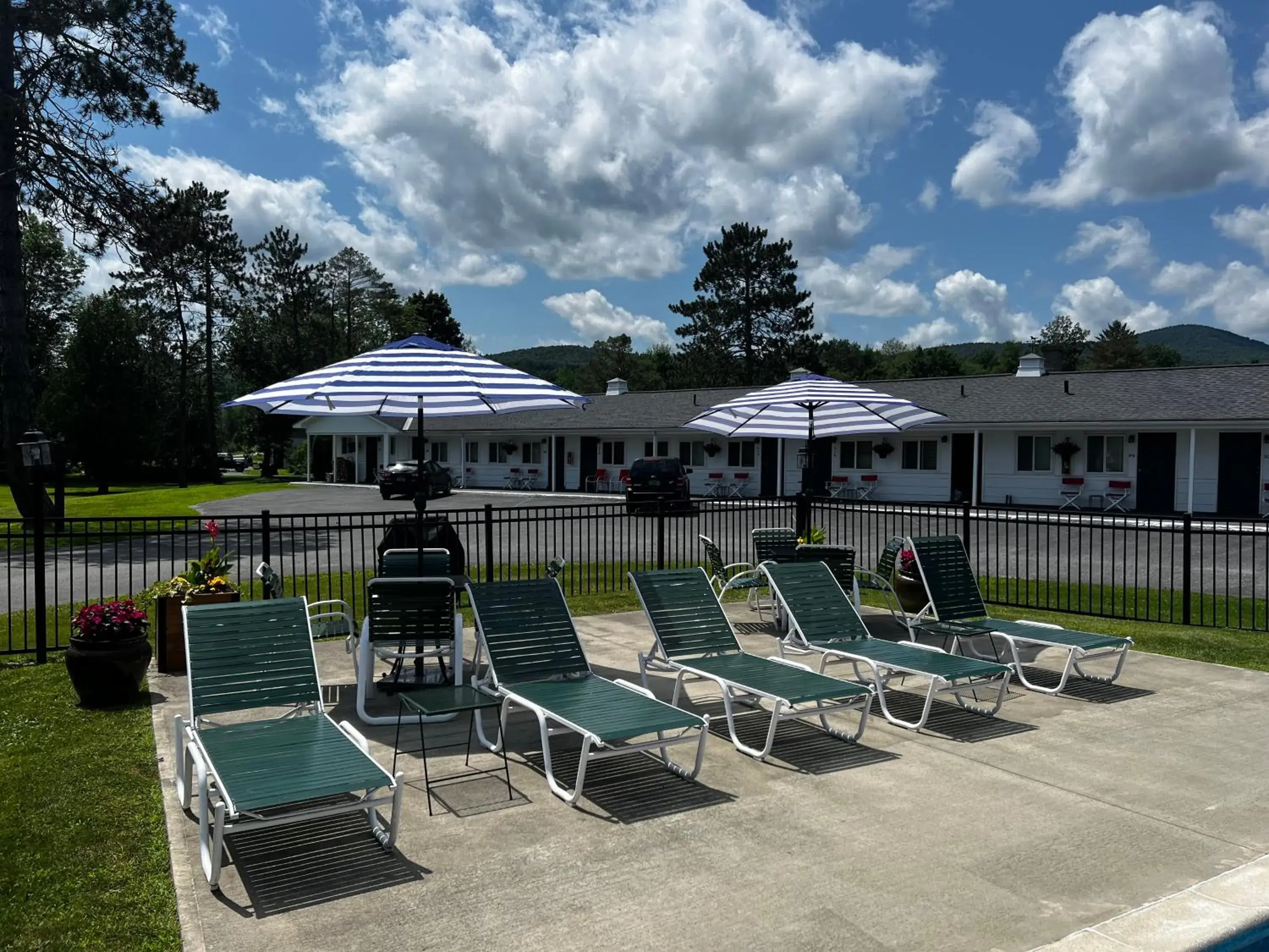 Swimming pool in Stowe Motel & Snowdrift Swimming pool in Stowe Motel & Snowdrift