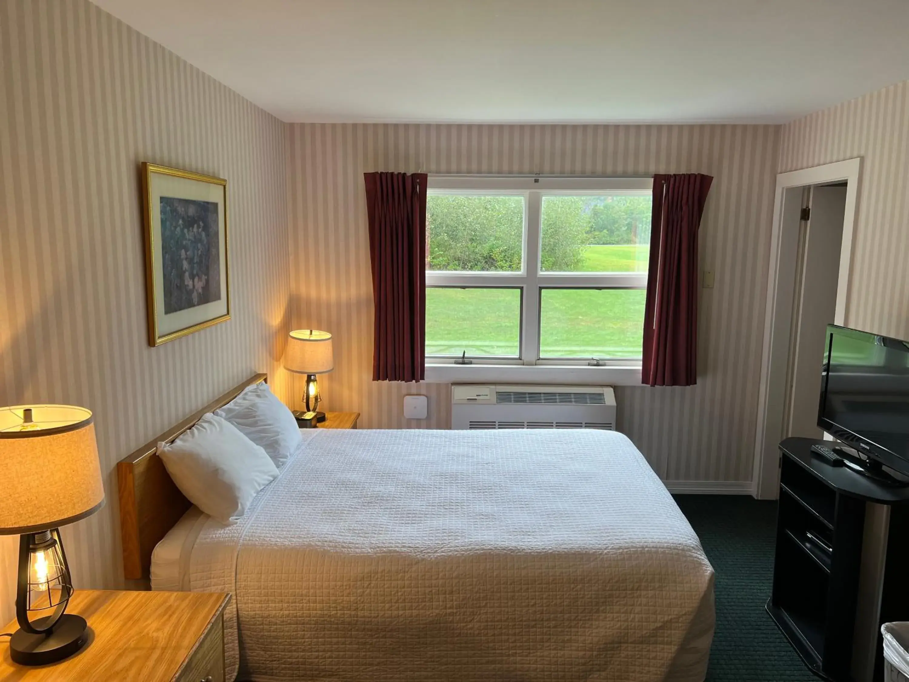 Bed in Stowe Motel & Snowdrift Bed in Stowe Motel & Snowdrift