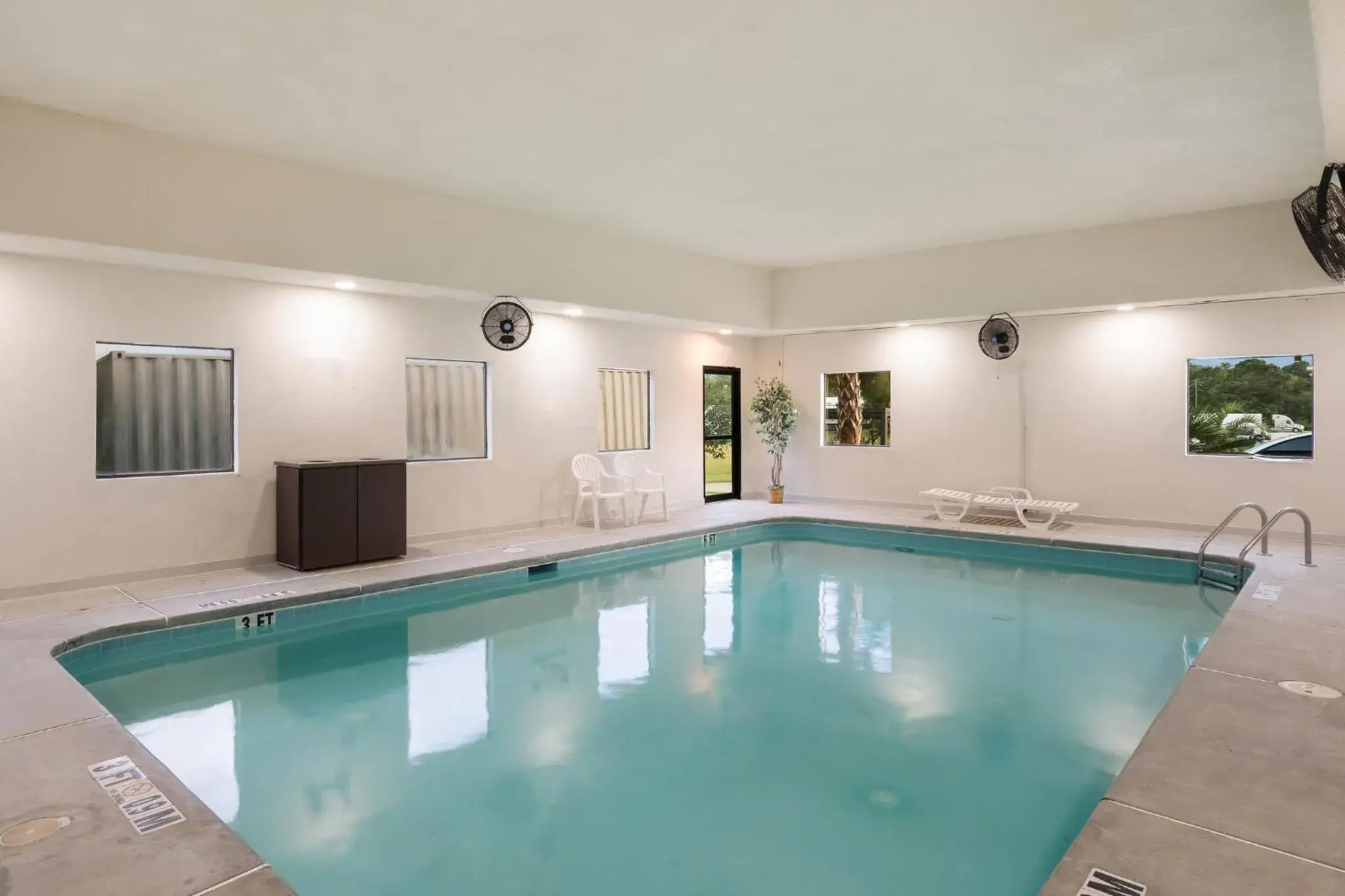 Swimming pool in Red Roof Inn & Suites Carrollton, GA - West Georgia Swimming pool in Red Roof Inn & Suites Carrollton, GA - West Georgia