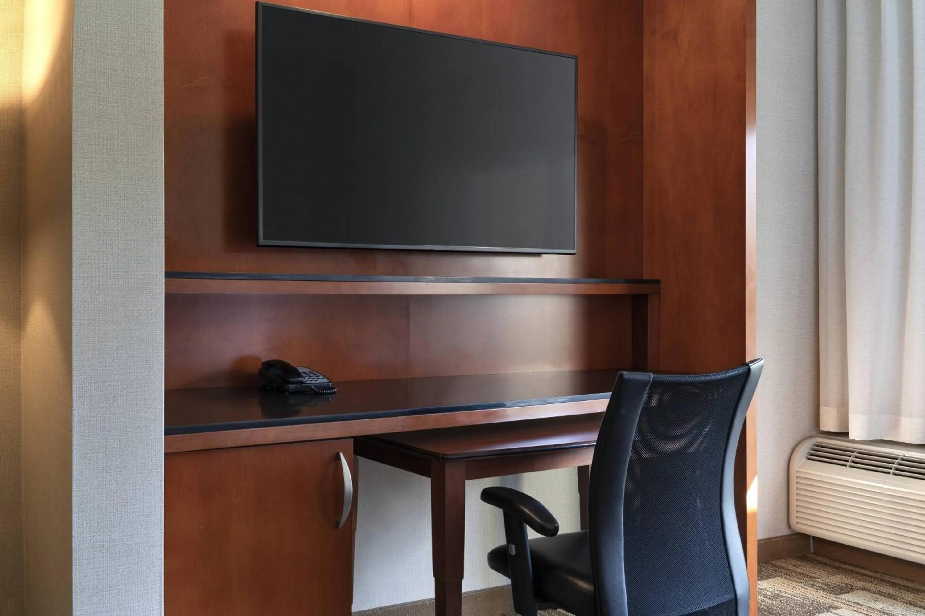 Bedroom in Courtyard by Marriott Santa Barbara Goleta