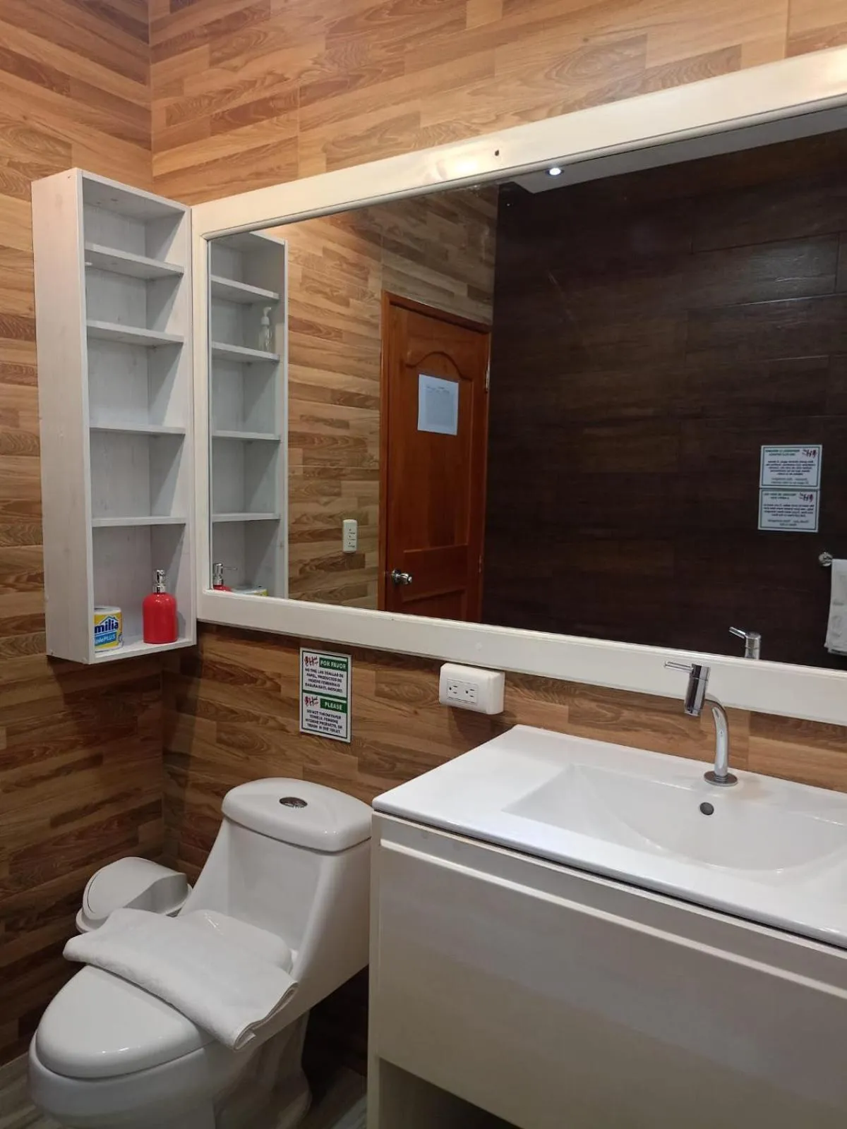 Bathroom in Galápagos Isabela Hotel Loja