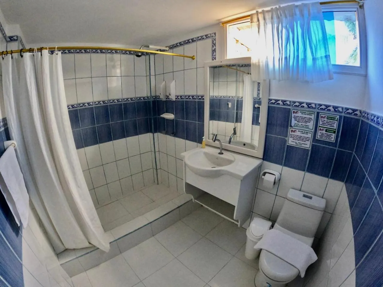 Bathroom in Galápagos Isabela Hotel Loja