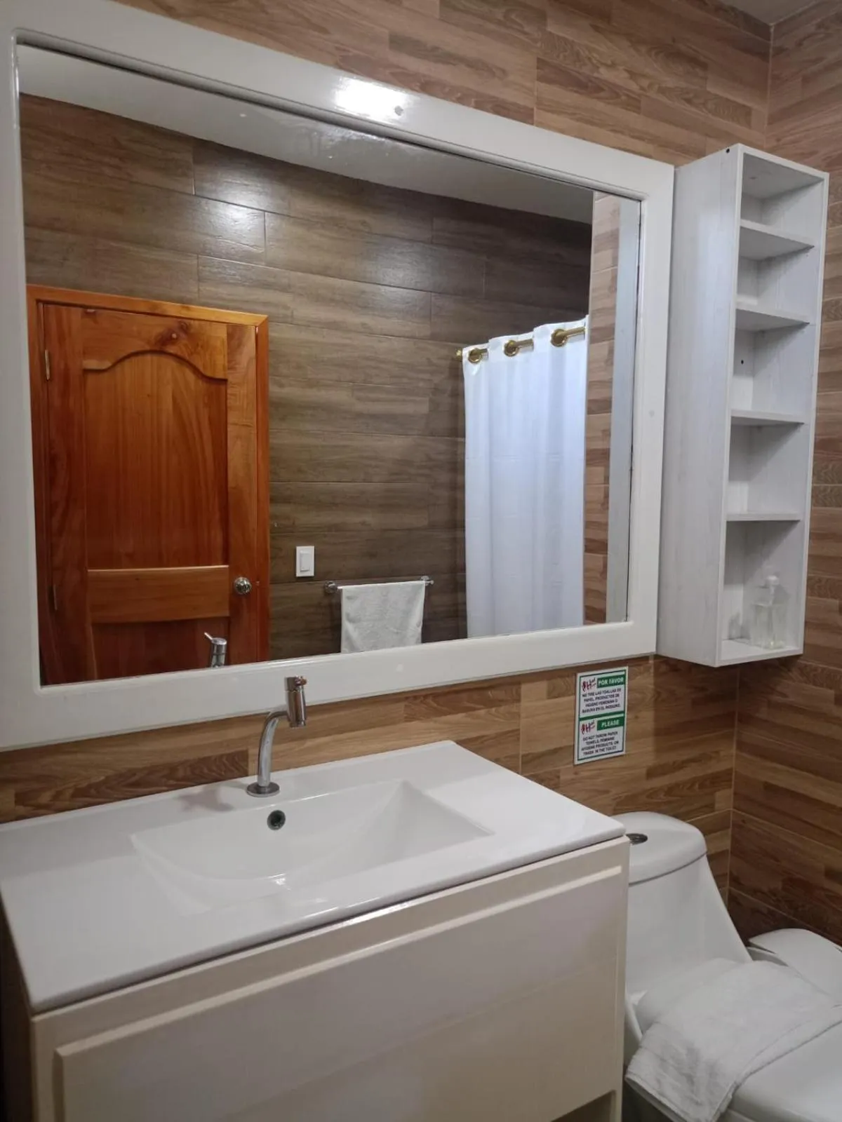 Bathroom in Galápagos Isabela Hotel Loja