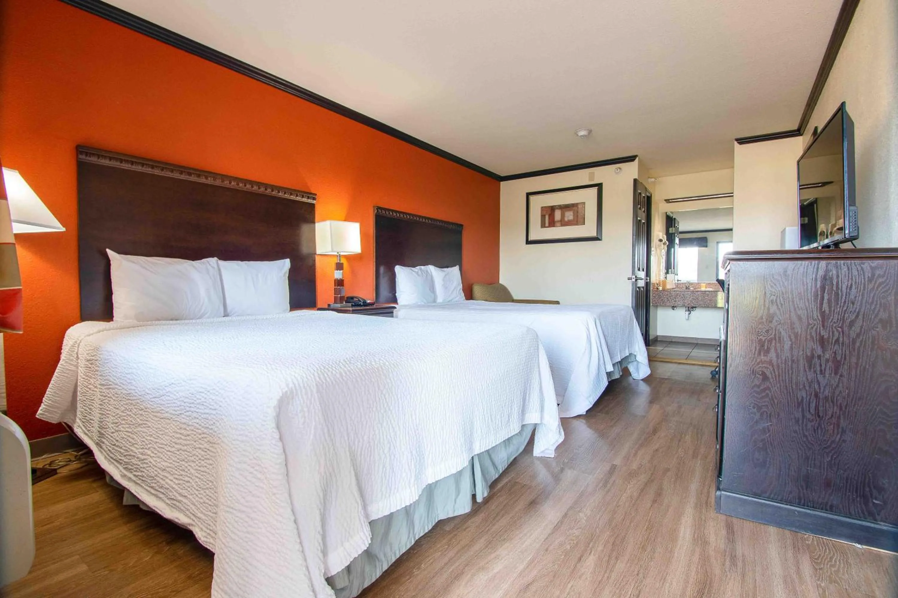 Bed in Days Inn by Wyndham Oklahoma City/Moore