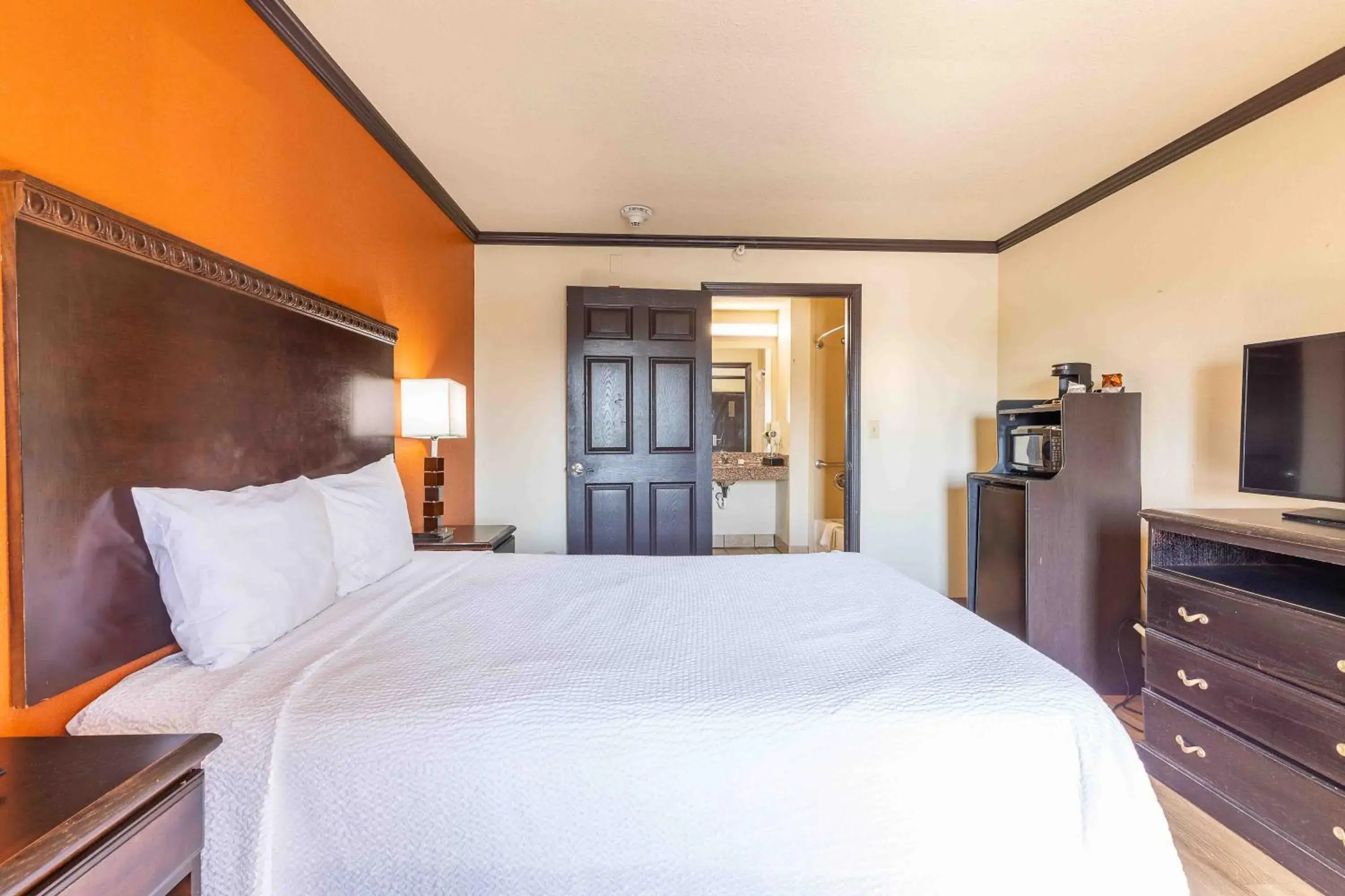 Bed in Days Inn by Wyndham Oklahoma City/Moore Bed in Days Inn by Wyndham Oklahoma City/Moore