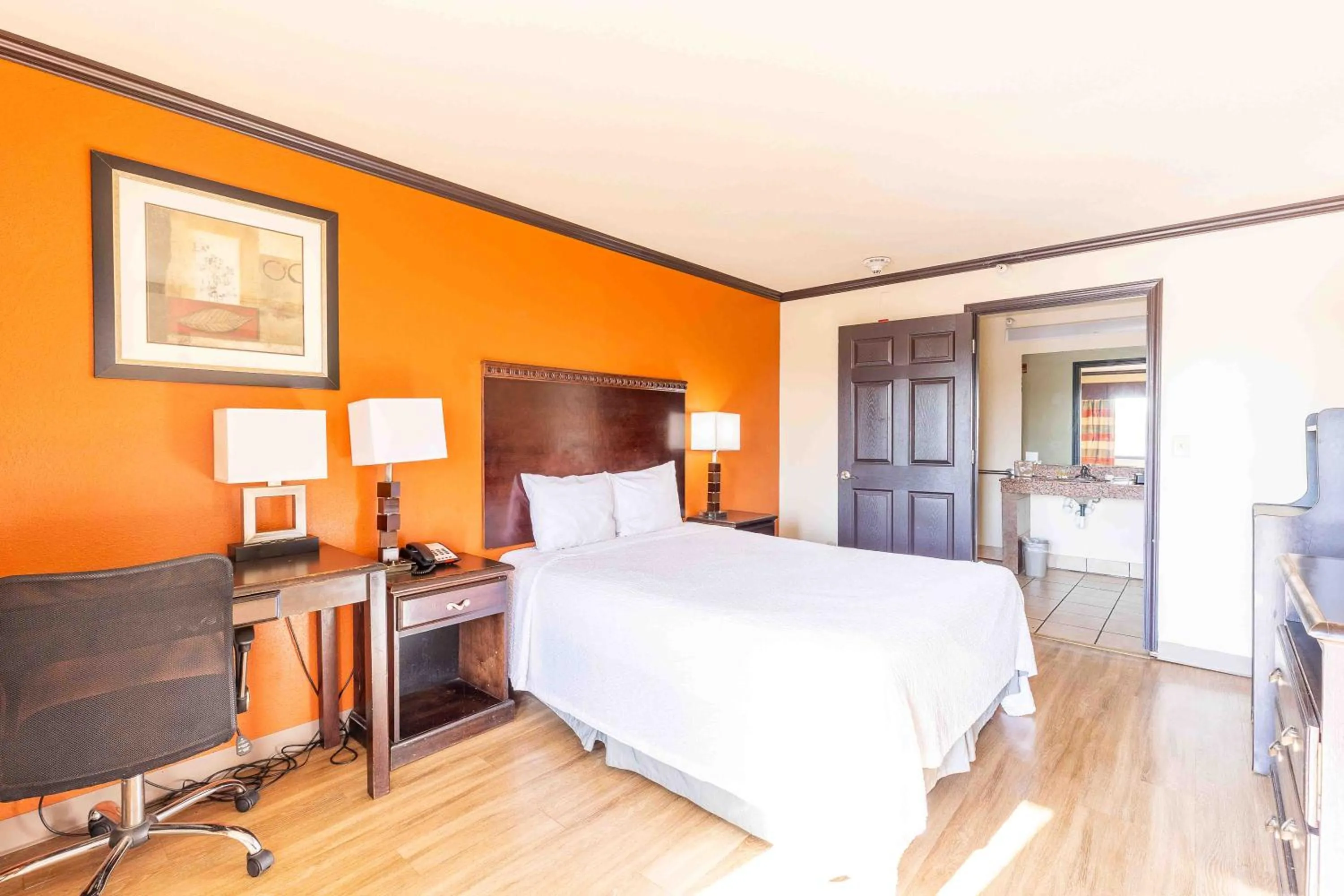 Bed in Days Inn by Wyndham Oklahoma City/Moore