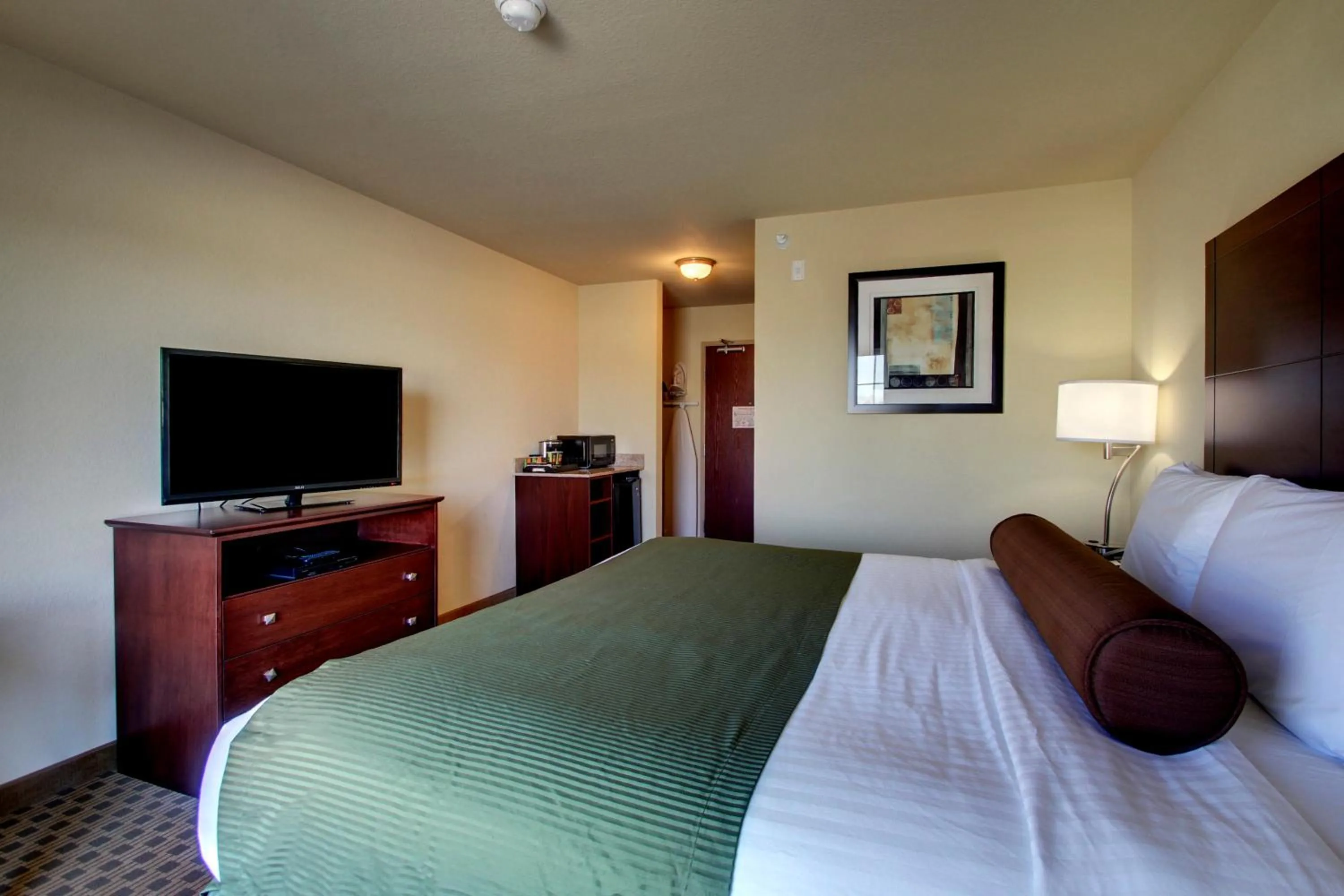 Photo of the whole room, Bed in Cobblestone Inn & Suites - Carrington