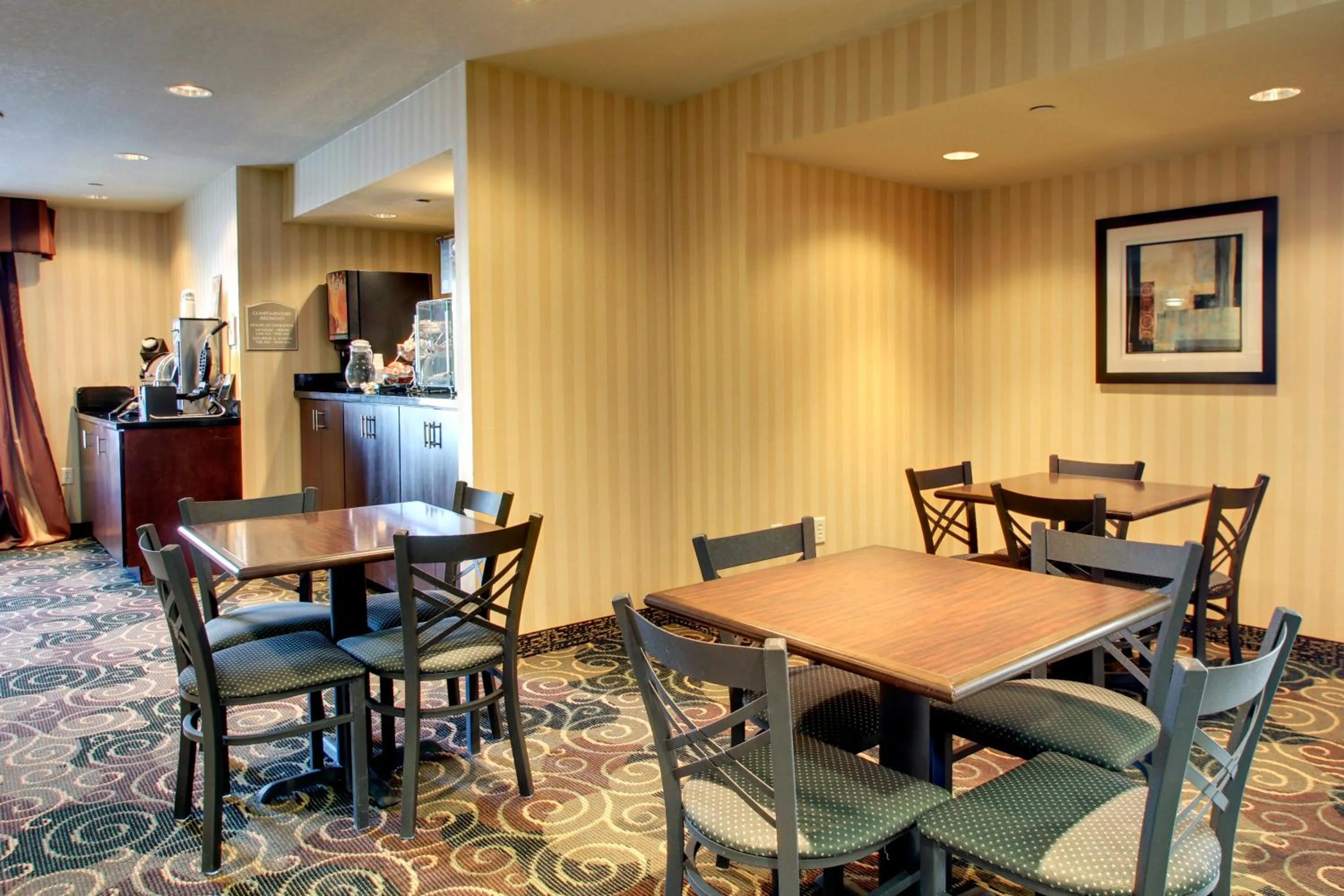 Dining area in Cobblestone Inn & Suites - Carrington