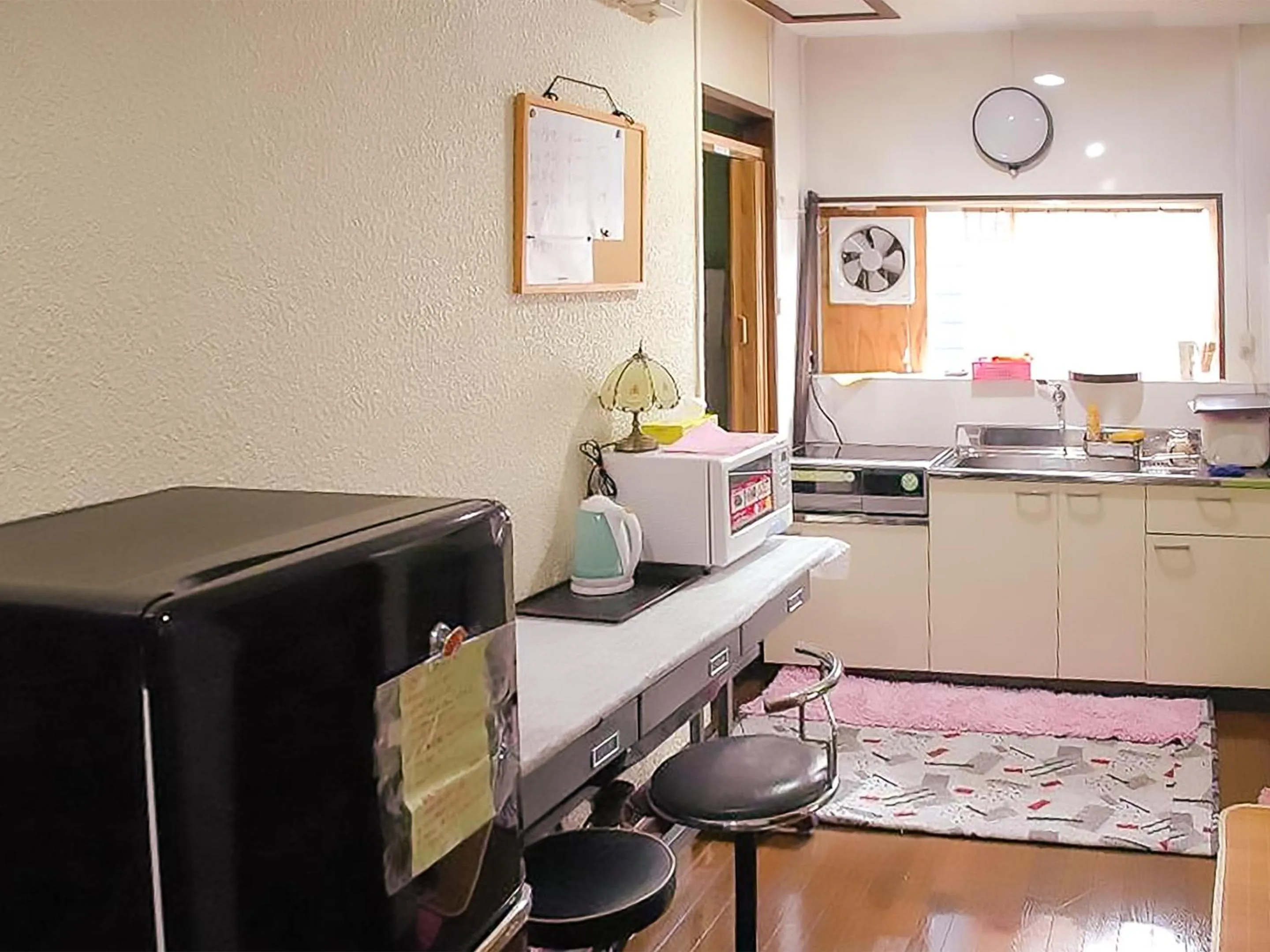 Communal kitchen in Oyama Guesthouse Kyoto
