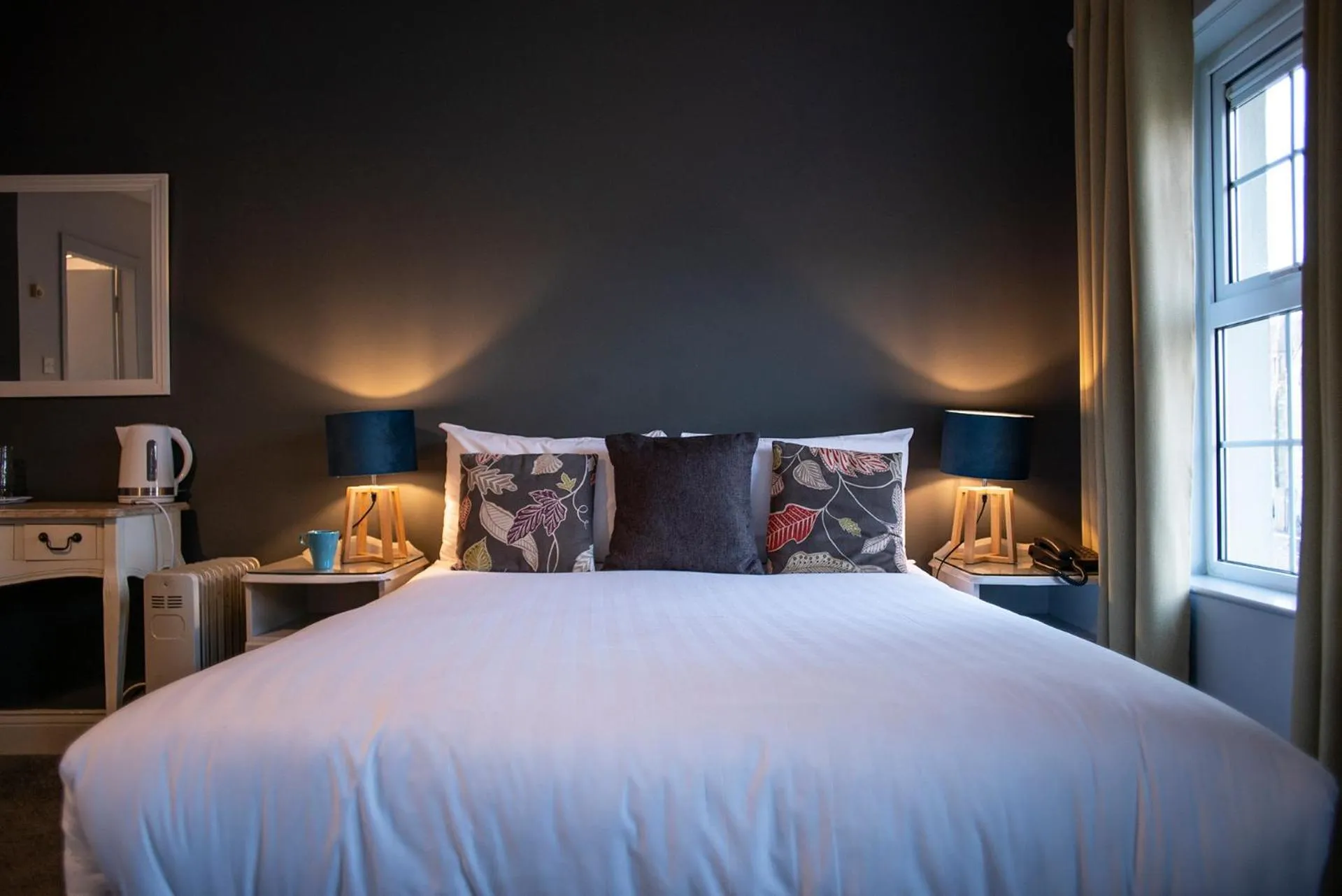 Bedroom, Bed in Emmet Hotel