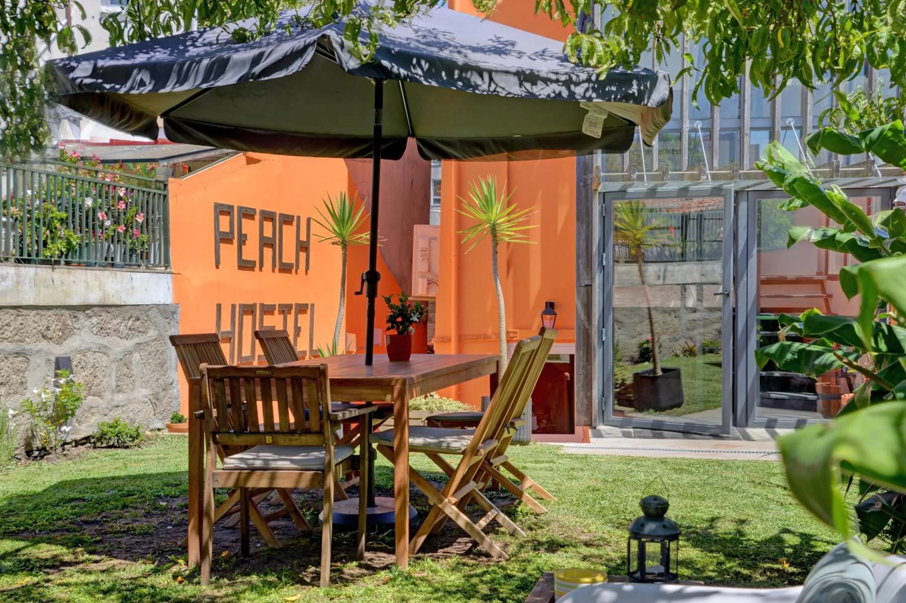 Peach Hostel & Suites