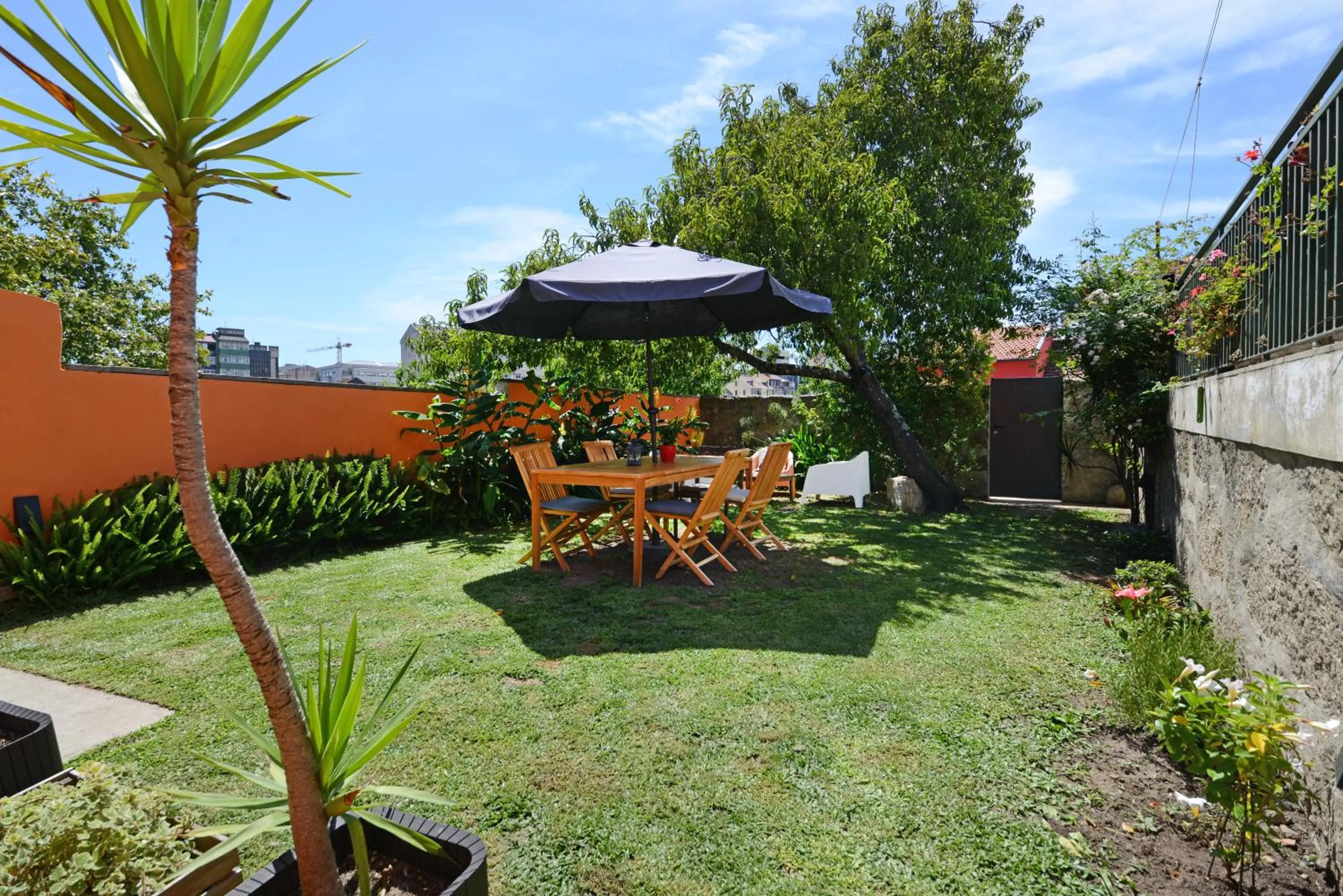 Peach Hostel & Suites