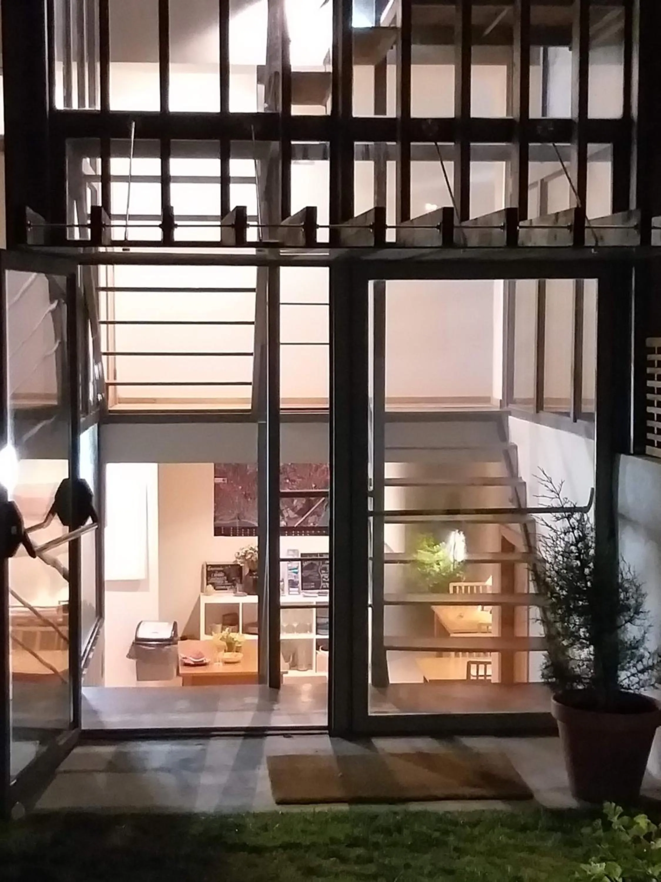 Communal lounge/ TV room in Peach Hostel & Suites