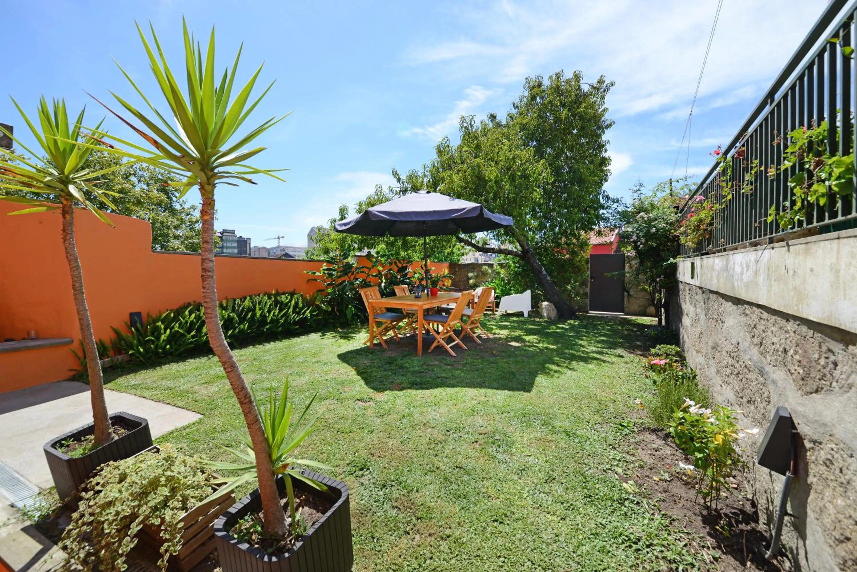 Peach Hostel & Suites