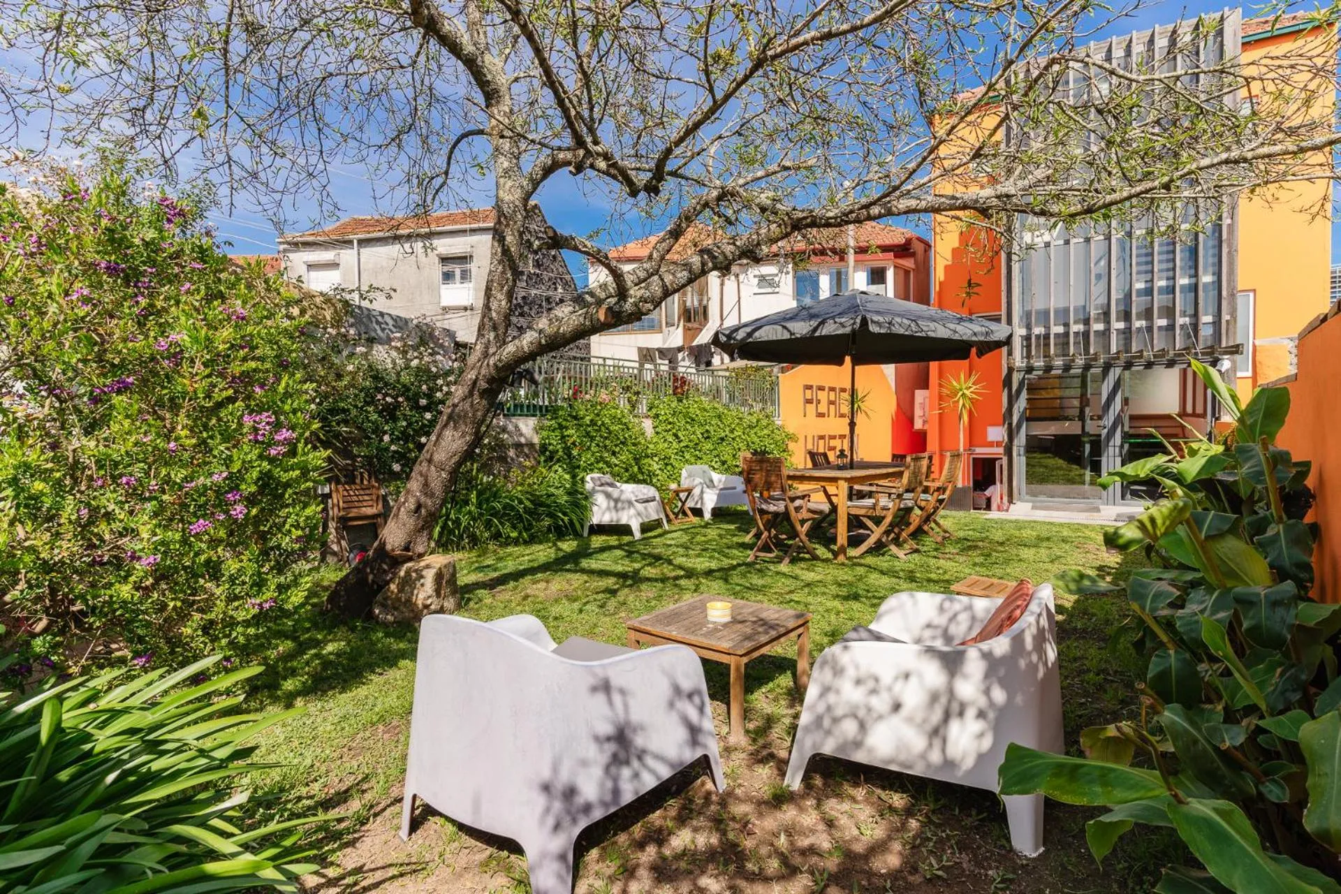 Peach Hostel & Suites