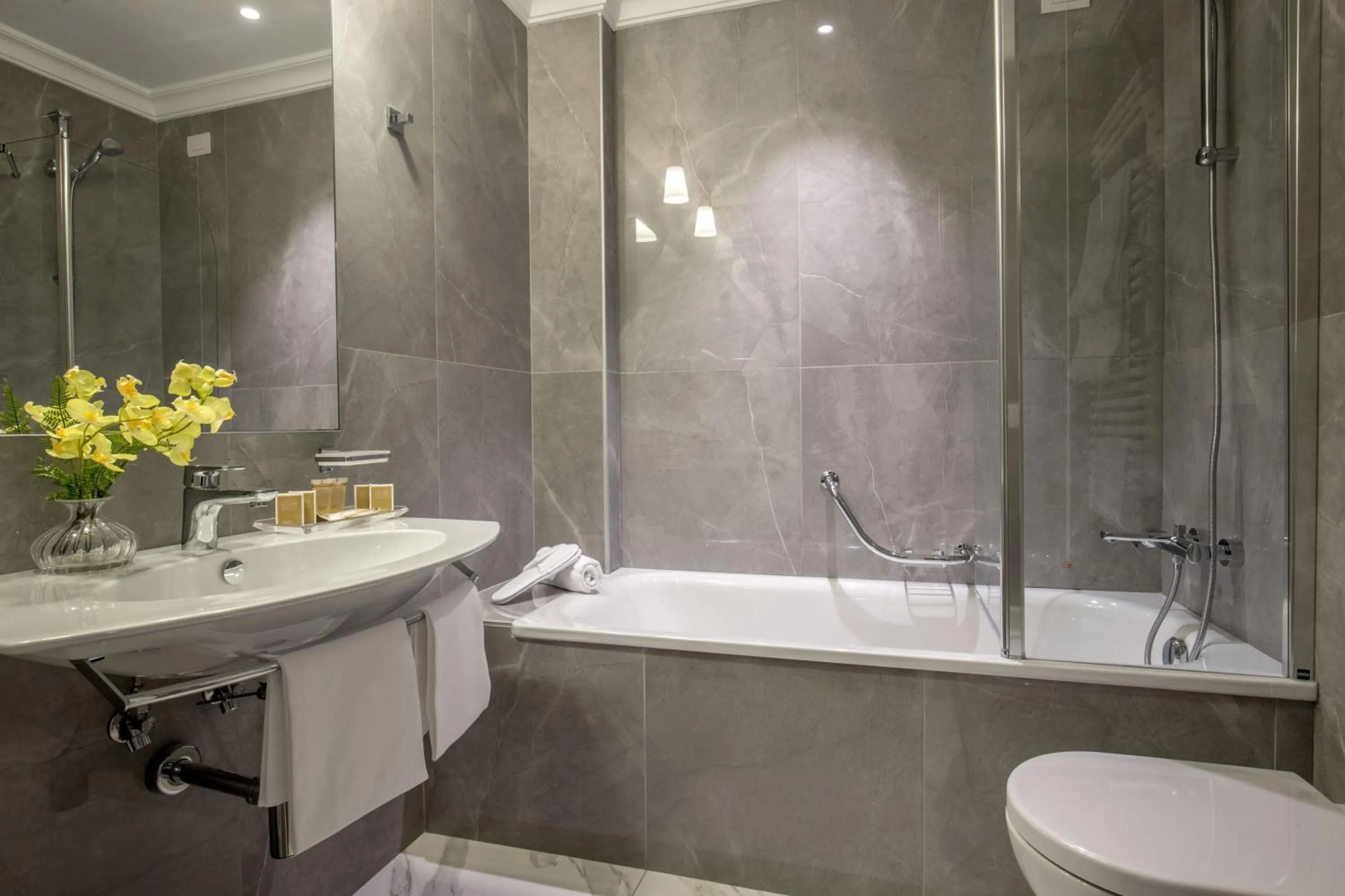 Bathroom in Hotel Shangri-La Roma by OMNIA hotels