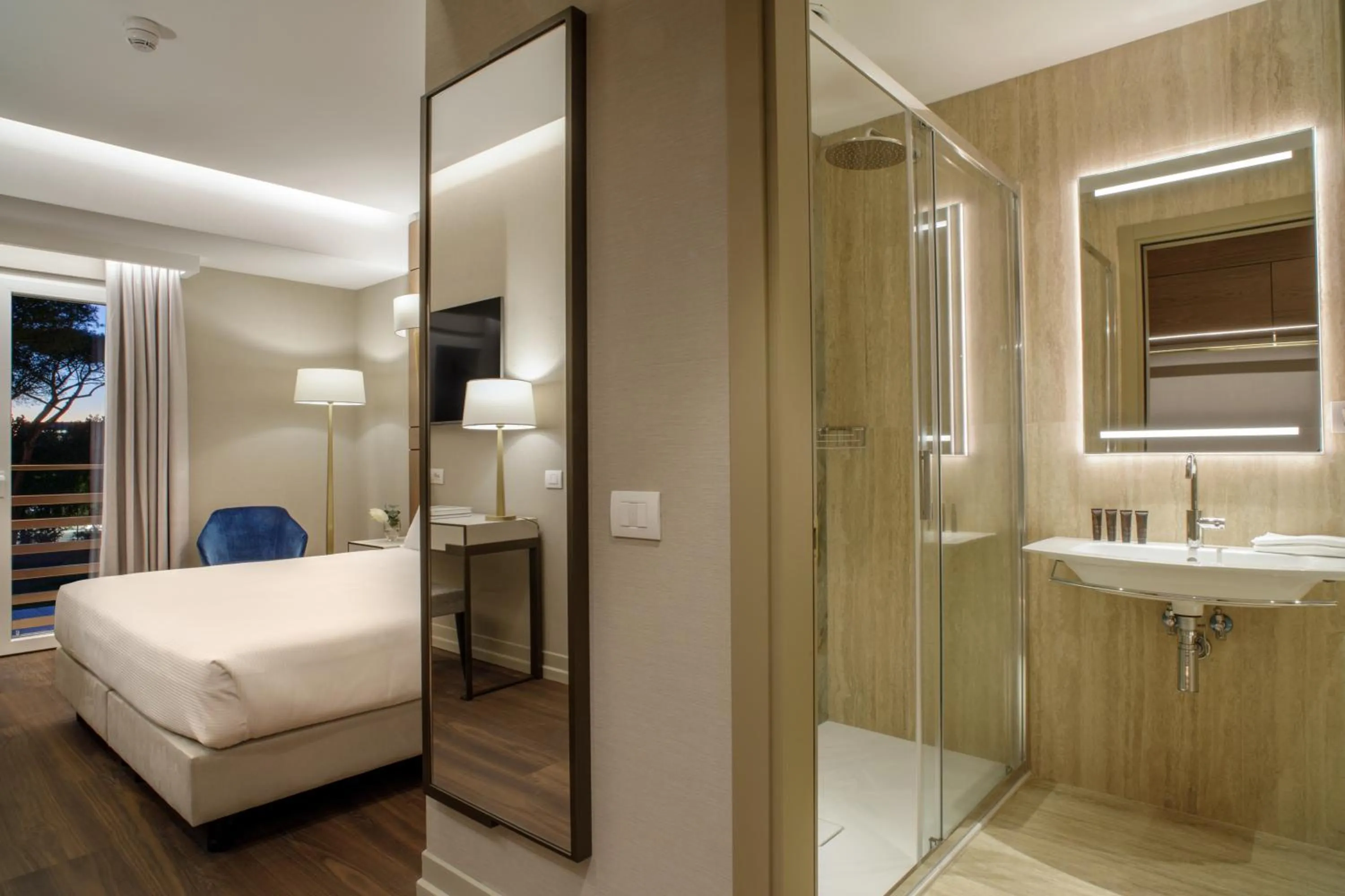 Shower, Bed in Hotel Shangri-La Roma by OMNIA hotels
