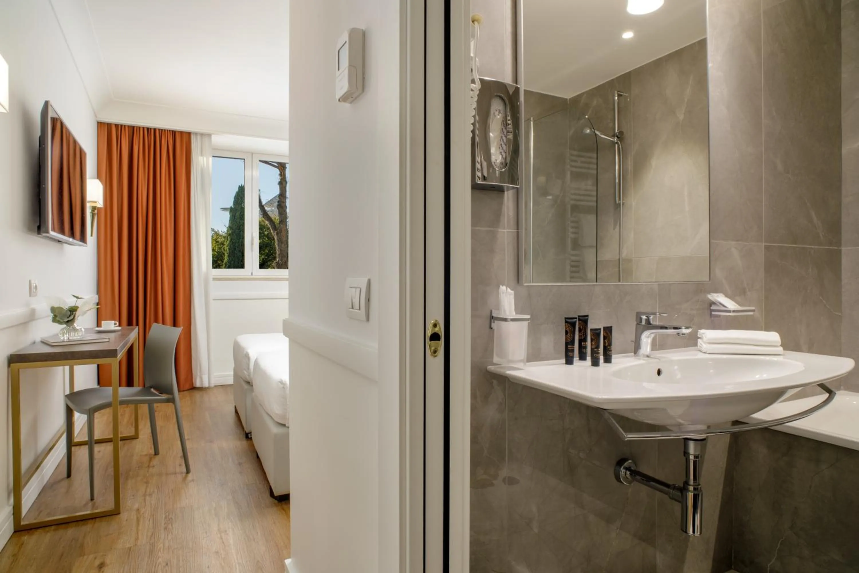 Bathroom in Hotel Shangri-La Roma by OMNIA hotels