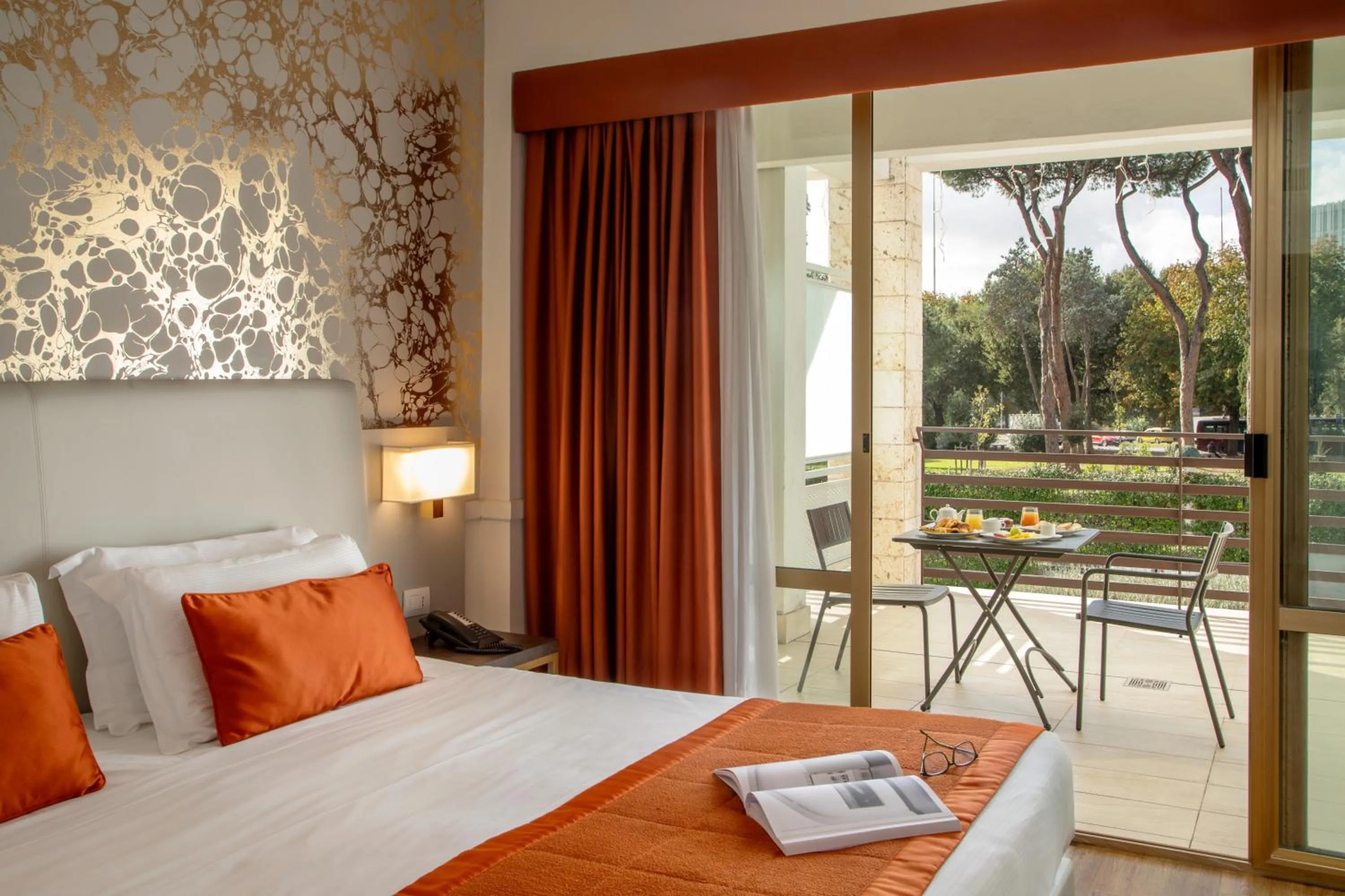Balcony/Terrace, Bed in Hotel Shangri-La Roma by OMNIA hotels