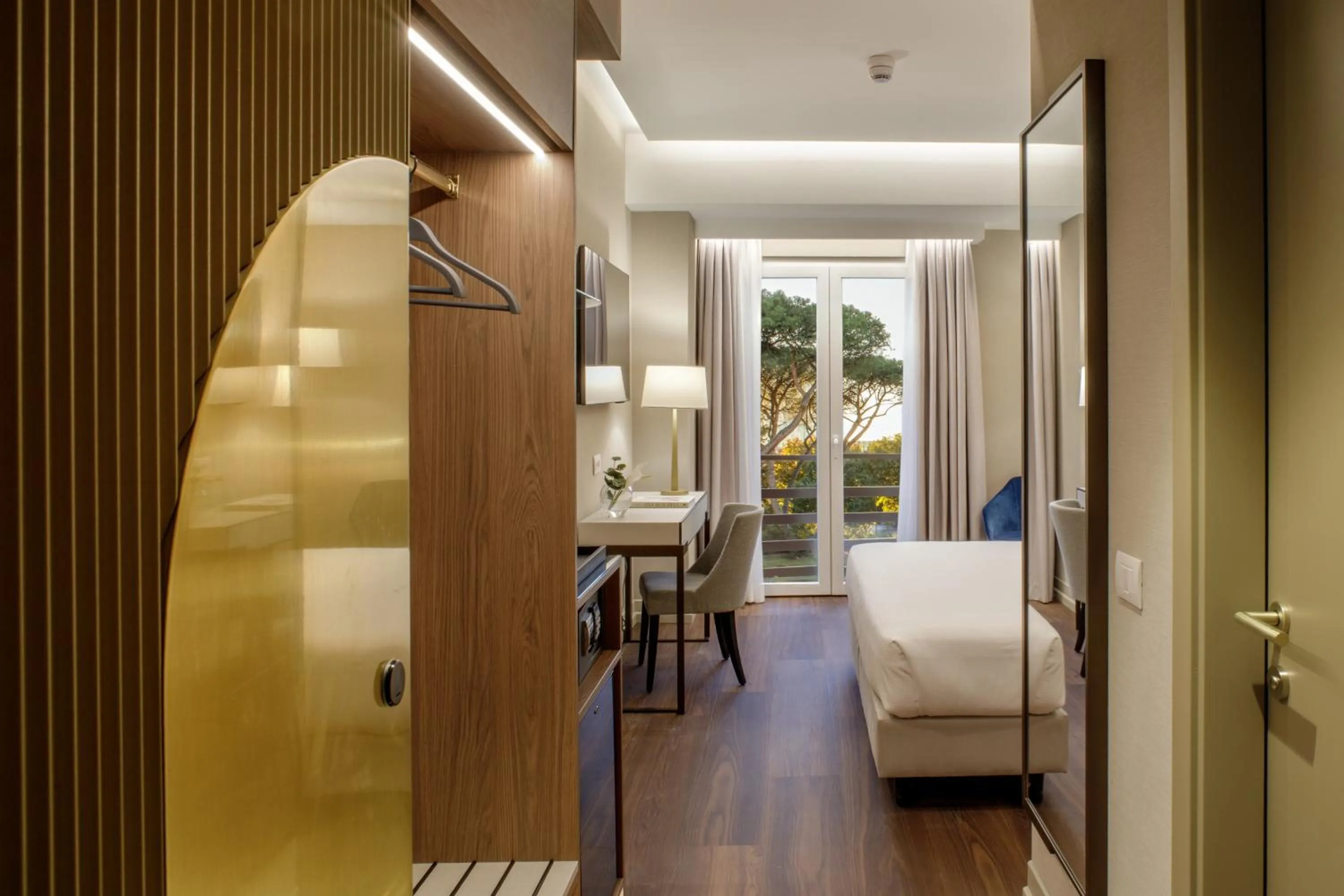 Bed in Hotel Shangri-La Roma by OMNIA hotels