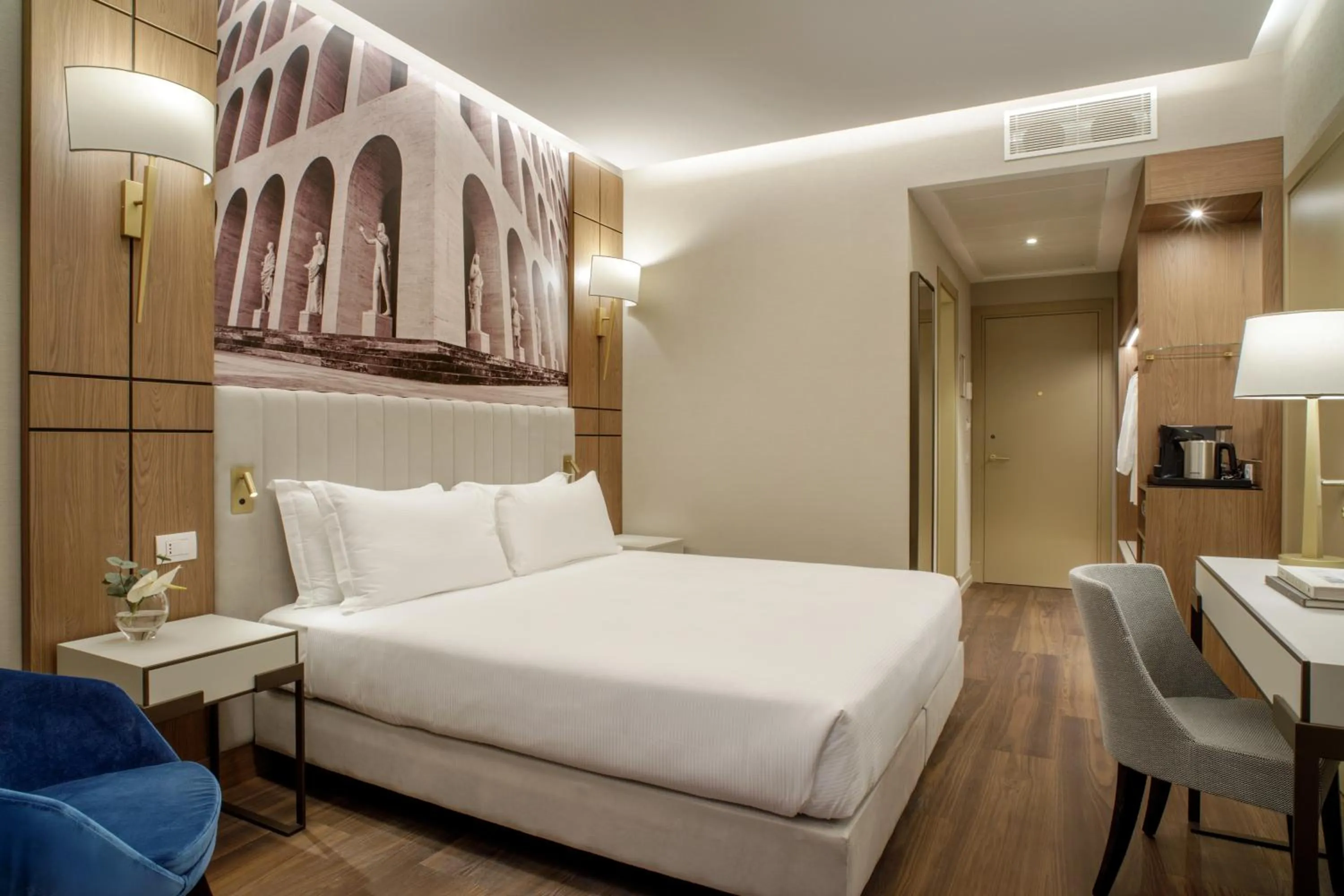 Bed in Hotel Shangri-La Roma by OMNIA hotels