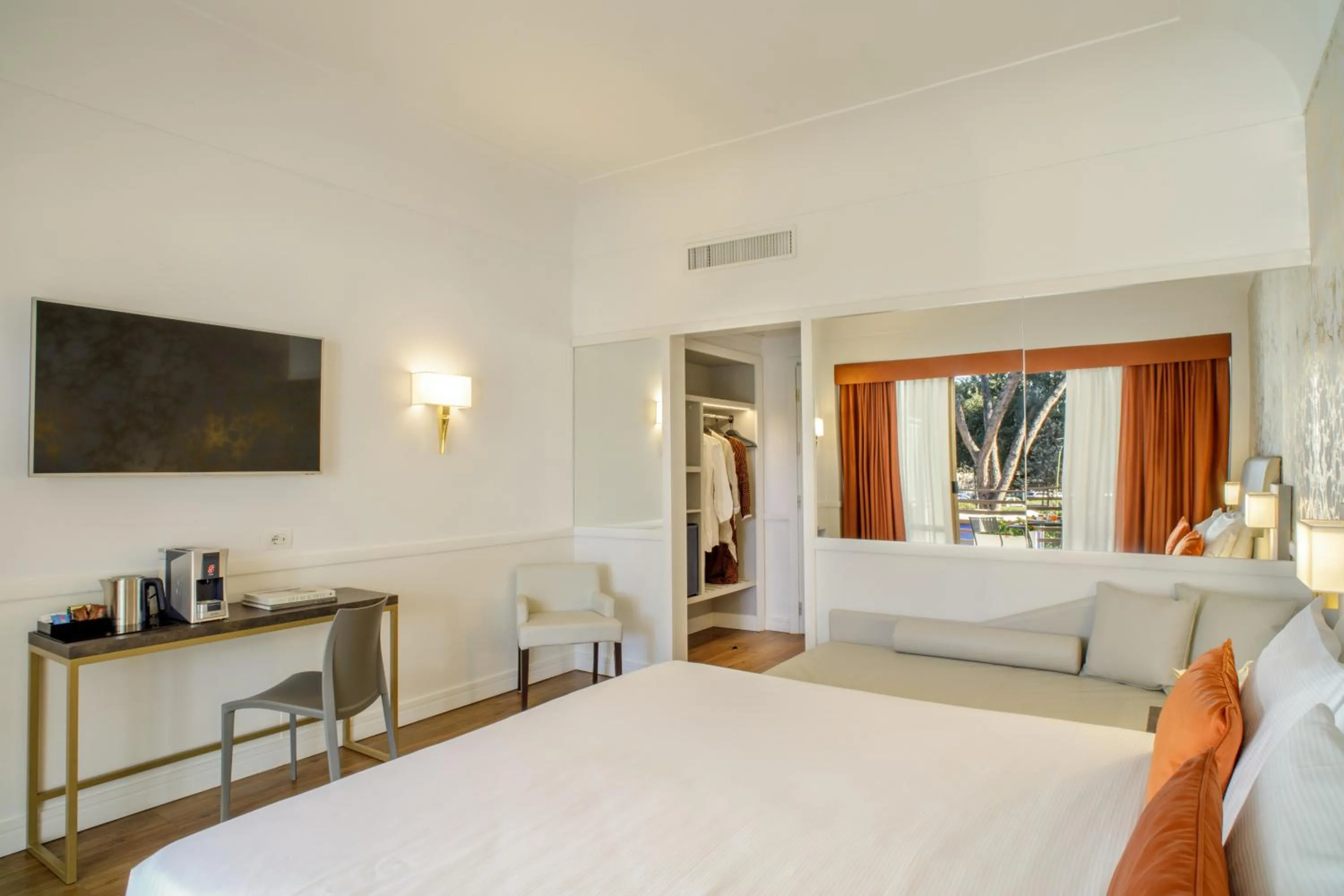 Bedroom, Bed in Hotel Shangri-La Roma by OMNIA hotels